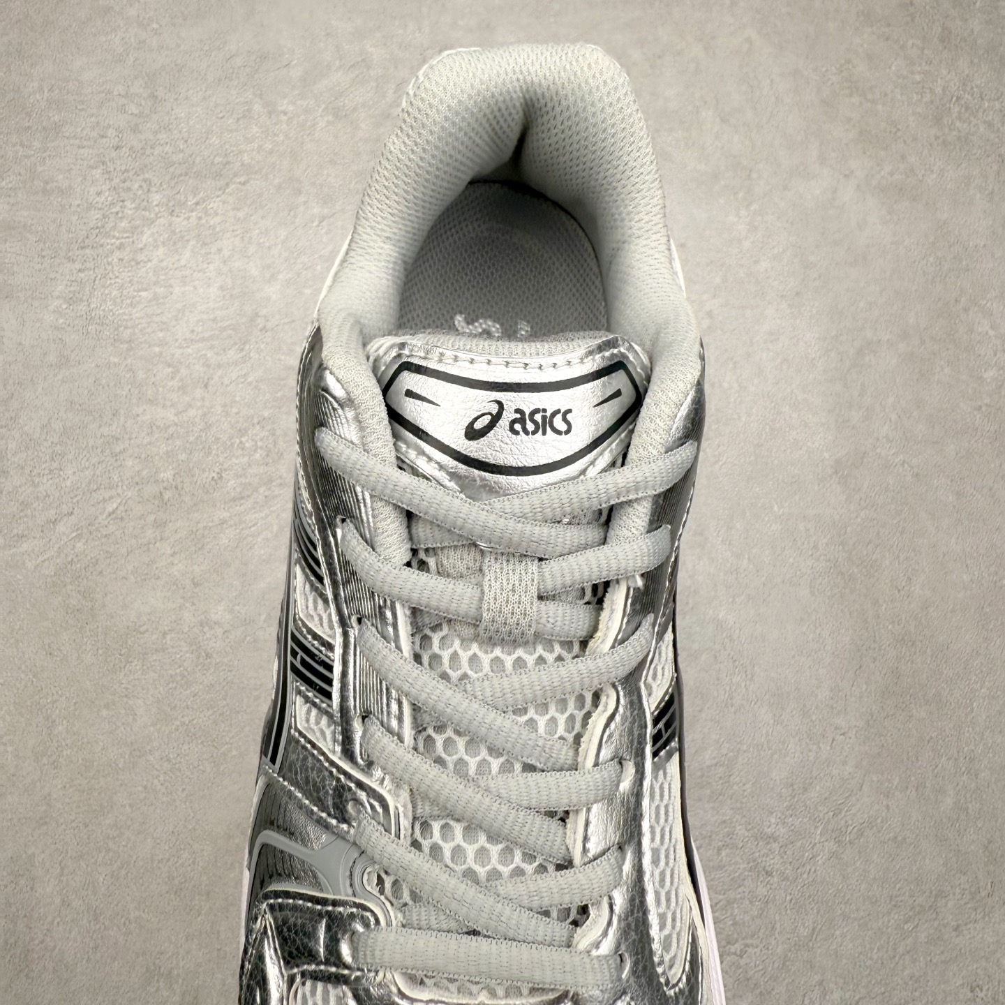 图片[5]-＃特价福利 ASICS GEL-KAYANO 14 亚瑟士K14系列户外复古潮流百搭织物合成革缓震休闲跑步鞋 原装纸板楦头开发 独家私模五层组合大底 原厂定制缓震硅胶加持 原盒原配 官方四联吊牌 原装Ortholite轻量化鞋垫 设计师 Hidenori Yamashita 以「Flash」一词为灵感 创造出未来感金属色鞋面 改造升级内在性能 由内而外全面革新 为 GEL-KAYANO 家族传承及经典跑鞋文化的延续 创下里程碑式作品 K14跑鞋重新诠释了复古的跑步形状 并以其 2000 年代后期的美学理念重新铺装 银色与蓝色的鞋面极为高档 网面铺陈与鞋面、鞋头多处细节位增添了透气性 鞋后跟部中底上以及多密度耐磨鞋底增加了 GEL 缓震胶 提供高抗冲击性、缓冲性、可保护脚部免受地面冲击的影响 穿着舒适性十足 尺码：35.5 36 37 37.5 38 39 39.5 40.5 41.5 42 42.5 43.5 44 45-选品中心