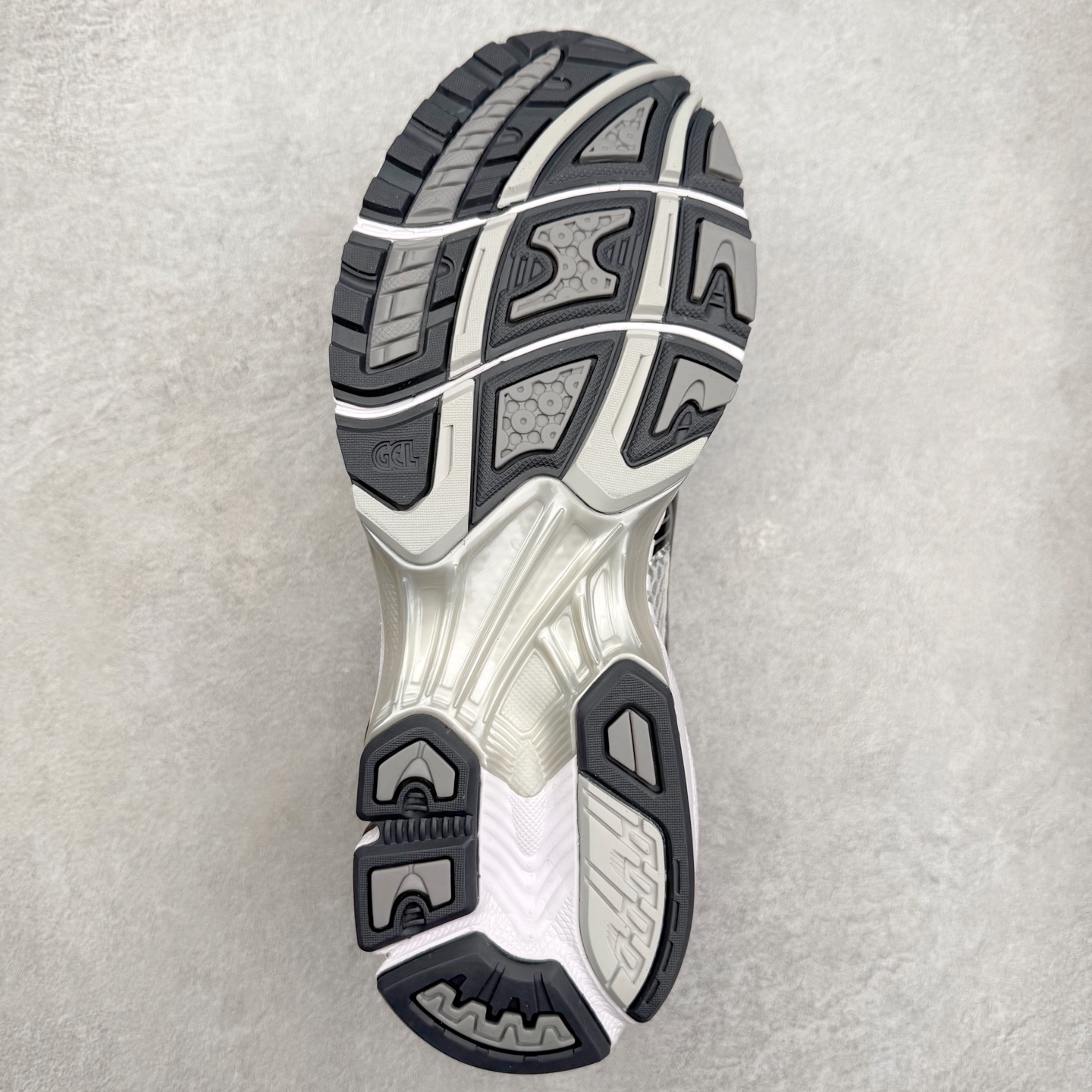 图片[9]-＃特价福利 ASICS GEL-KAYANO 14 亚瑟士K14系列户外复古潮流百搭织物合成革缓震休闲跑步鞋 原装纸板楦头开发 独家私模五层组合大底 原厂定制缓震硅胶加持 原盒原配 官方四联吊牌 原装Ortholite轻量化鞋垫 设计师 Hidenori Yamashita 以「Flash」一词为灵感 创造出未来感金属色鞋面 改造升级内在性能 由内而外全面革新 为 GEL-KAYANO 家族传承及经典跑鞋文化的延续 创下里程碑式作品 K14跑鞋重新诠释了复古的跑步形状 并以其 2000 年代后期的美学理念重新铺装 银色与蓝色的鞋面极为高档 网面铺陈与鞋面、鞋头多处细节位增添了透气性 鞋后跟部中底上以及多密度耐磨鞋底增加了 GEL 缓震胶 提供高抗冲击性、缓冲性、可保护脚部免受地面冲击的影响 穿着舒适性十足 尺码：35.5 36 37 37.5 38 39 39.5 40.5 41.5 42 42.5 43.5 44 45-选品中心