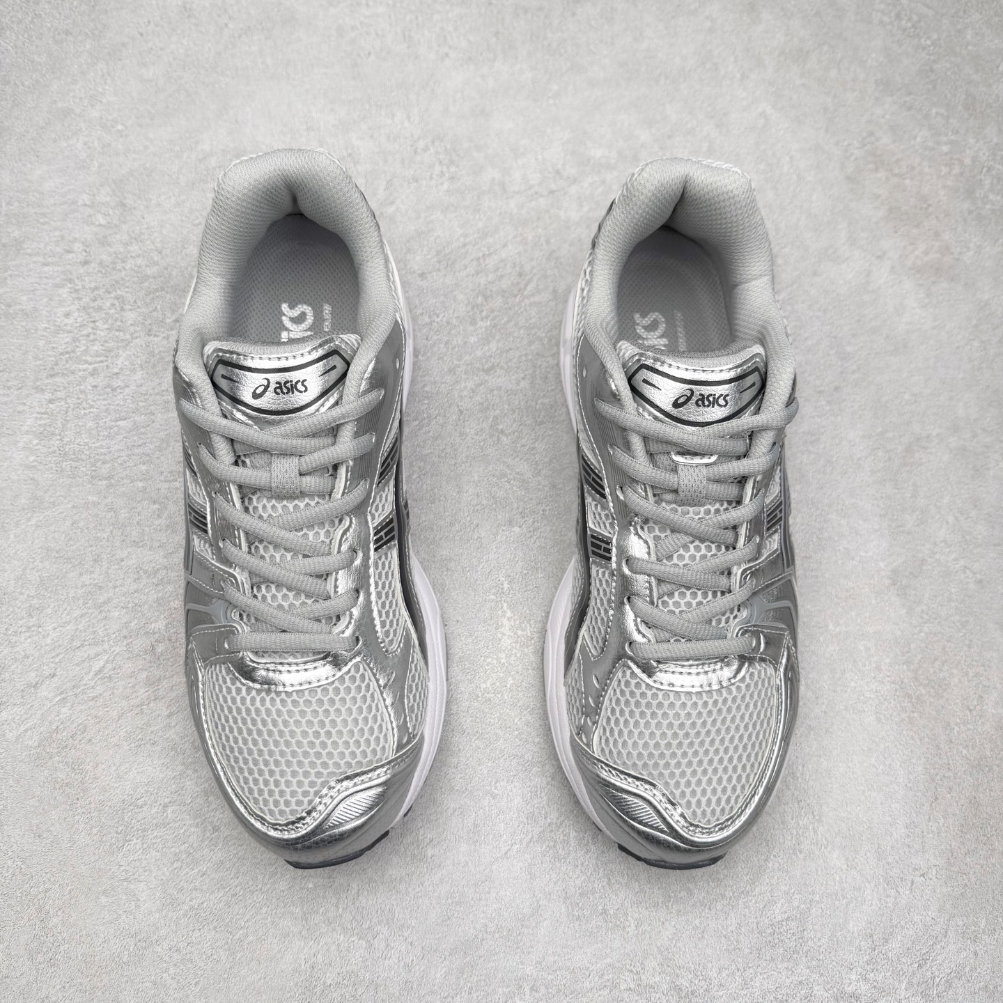 图片[2]-＃特价福利 ASICS GEL-KAYANO 14 亚瑟士K14系列户外复古潮流百搭织物合成革缓震休闲跑步鞋 原装纸板楦头开发 独家私模五层组合大底 原厂定制缓震硅胶加持 原盒原配 官方四联吊牌 原装Ortholite轻量化鞋垫 设计师 Hidenori Yamashita 以「Flash」一词为灵感 创造出未来感金属色鞋面 改造升级内在性能 由内而外全面革新 为 GEL-KAYANO 家族传承及经典跑鞋文化的延续 创下里程碑式作品 K14跑鞋重新诠释了复古的跑步形状 并以其 2000 年代后期的美学理念重新铺装 银色与蓝色的鞋面极为高档 网面铺陈与鞋面、鞋头多处细节位增添了透气性 鞋后跟部中底上以及多密度耐磨鞋底增加了 GEL 缓震胶 提供高抗冲击性、缓冲性、可保护脚部免受地面冲击的影响 穿着舒适性十足 尺码：35.5 36 37 37.5 38 39 39.5 40.5 41.5 42 42.5 43.5 44 45-选品中心