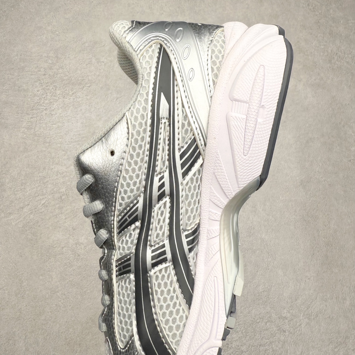 图片[7]-＃特价福利 ASICS GEL-KAYANO 14 亚瑟士K14系列户外复古潮流百搭织物合成革缓震休闲跑步鞋 原装纸板楦头开发 独家私模五层组合大底 原厂定制缓震硅胶加持 原盒原配 官方四联吊牌 原装Ortholite轻量化鞋垫 设计师 Hidenori Yamashita 以「Flash」一词为灵感 创造出未来感金属色鞋面 改造升级内在性能 由内而外全面革新 为 GEL-KAYANO 家族传承及经典跑鞋文化的延续 创下里程碑式作品 K14跑鞋重新诠释了复古的跑步形状 并以其 2000 年代后期的美学理念重新铺装 银色与蓝色的鞋面极为高档 网面铺陈与鞋面、鞋头多处细节位增添了透气性 鞋后跟部中底上以及多密度耐磨鞋底增加了 GEL 缓震胶 提供高抗冲击性、缓冲性、可保护脚部免受地面冲击的影响 穿着舒适性十足 尺码：35.5 36 37 37.5 38 39 39.5 40.5 41.5 42 42.5 43.5 44 45-选品中心