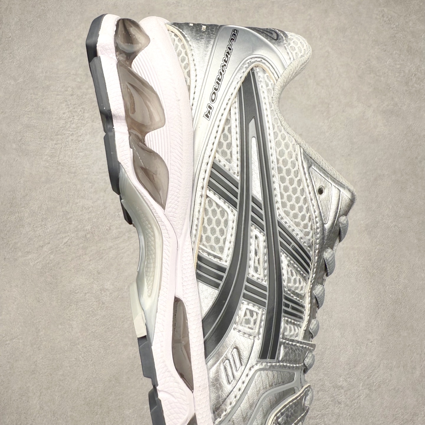 图片[6]-＃特价福利 ASICS GEL-KAYANO 14 亚瑟士K14系列户外复古潮流百搭织物合成革缓震休闲跑步鞋 原装纸板楦头开发 独家私模五层组合大底 原厂定制缓震硅胶加持 原盒原配 官方四联吊牌 原装Ortholite轻量化鞋垫 设计师 Hidenori Yamashita 以「Flash」一词为灵感 创造出未来感金属色鞋面 改造升级内在性能 由内而外全面革新 为 GEL-KAYANO 家族传承及经典跑鞋文化的延续 创下里程碑式作品 K14跑鞋重新诠释了复古的跑步形状 并以其 2000 年代后期的美学理念重新铺装 银色与蓝色的鞋面极为高档 网面铺陈与鞋面、鞋头多处细节位增添了透气性 鞋后跟部中底上以及多密度耐磨鞋底增加了 GEL 缓震胶 提供高抗冲击性、缓冲性、可保护脚部免受地面冲击的影响 穿着舒适性十足 尺码：35.5 36 37 37.5 38 39 39.5 40.5 41.5 42 42.5 43.5 44 45-选品中心