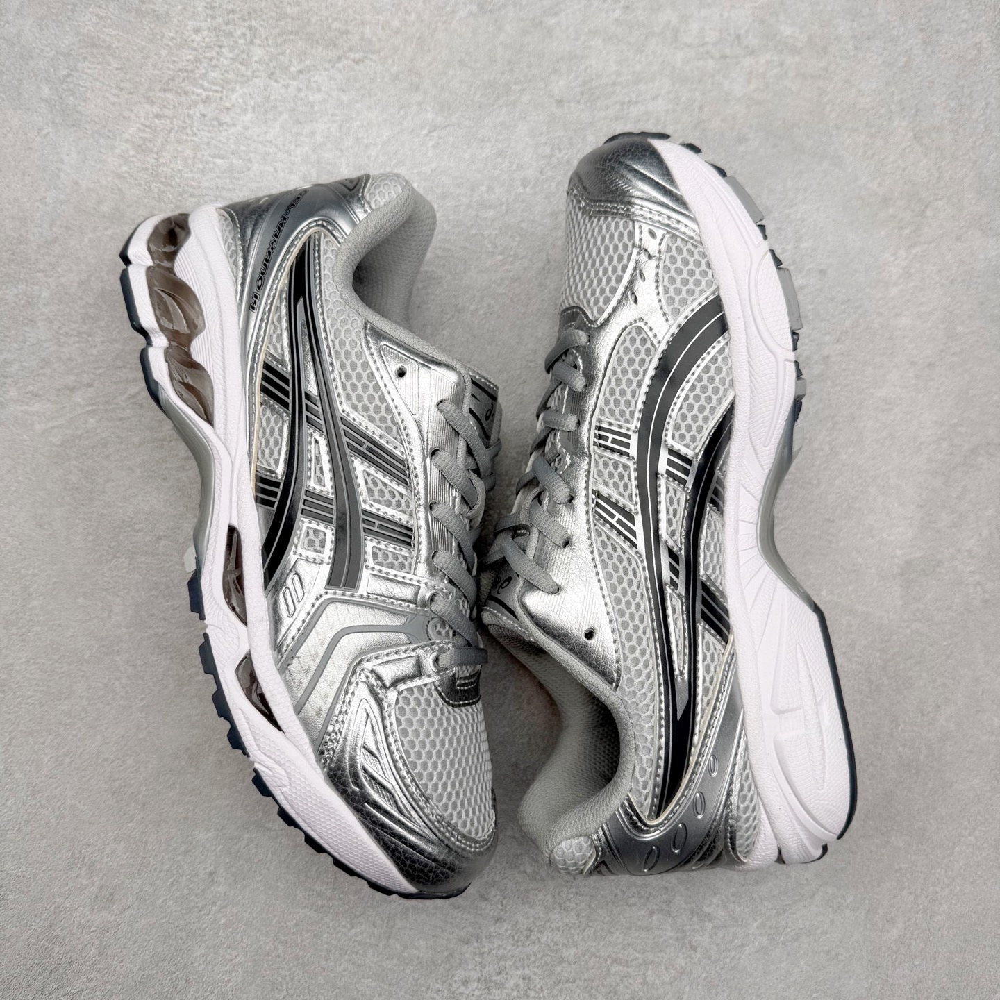 图片[3]-＃特价福利 ASICS GEL-KAYANO 14 亚瑟士K14系列户外复古潮流百搭织物合成革缓震休闲跑步鞋 原装纸板楦头开发 独家私模五层组合大底 原厂定制缓震硅胶加持 原盒原配 官方四联吊牌 原装Ortholite轻量化鞋垫 设计师 Hidenori Yamashita 以「Flash」一词为灵感 创造出未来感金属色鞋面 改造升级内在性能 由内而外全面革新 为 GEL-KAYANO 家族传承及经典跑鞋文化的延续 创下里程碑式作品 K14跑鞋重新诠释了复古的跑步形状 并以其 2000 年代后期的美学理念重新铺装 银色与蓝色的鞋面极为高档 网面铺陈与鞋面、鞋头多处细节位增添了透气性 鞋后跟部中底上以及多密度耐磨鞋底增加了 GEL 缓震胶 提供高抗冲击性、缓冲性、可保护脚部免受地面冲击的影响 穿着舒适性十足 尺码：35.5 36 37 37.5 38 39 39.5 40.5 41.5 42 42.5 43.5 44 45-选品中心