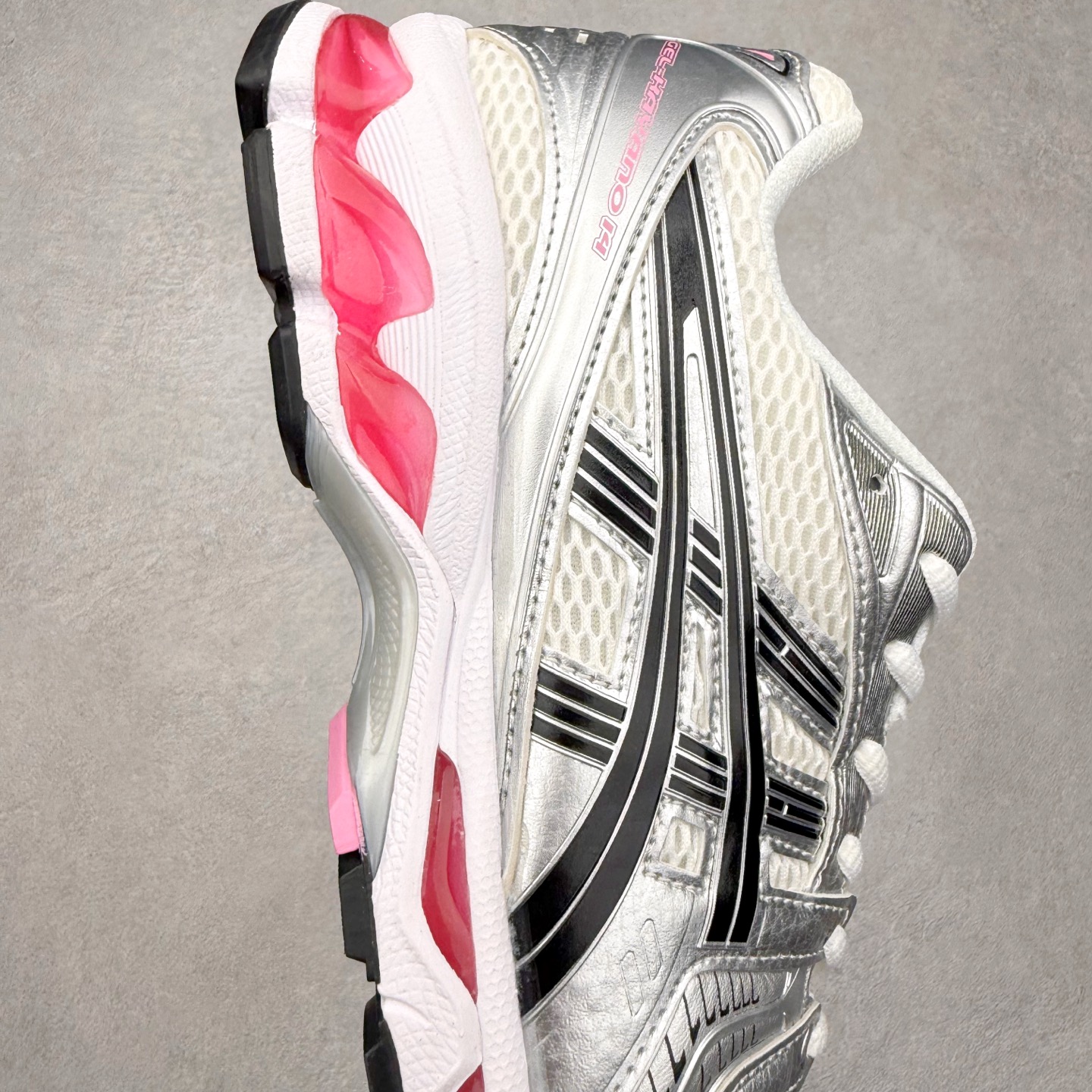 图片[6]-＃特价福利 ASICS GEL-KAYANO 14 亚瑟士K14系列户外复古潮流百搭织物合成革缓震休闲跑步鞋 原装纸板楦头开发 独家私模五层组合大底 原厂定制缓震硅胶加持 原盒原配 官方四联吊牌 原装Ortholite轻量化鞋垫 设计师 Hidenori Yamashita 以「Flash」一词为灵感 创造出未来感金属色鞋面 改造升级内在性能 由内而外全面革新 为 GEL-KAYANO 家族传承及经典跑鞋文化的延续 创下里程碑式作品 K14跑鞋重新诠释了复古的跑步形状 并以其 2000 年代后期的美学理念重新铺装 银色与蓝色的鞋面极为高档 网面铺陈与鞋面、鞋头多处细节位增添了透气性 鞋后跟部中底上以及多密度耐磨鞋底增加了 GEL 缓震胶 提供高抗冲击性、缓冲性、可保护脚部免受地面冲击的影响 穿着舒适性十足 尺码：35.5 36 37 37.5 38 39 39.5 40.5 41.5 42 42.5 43.5 44 45-选品中心