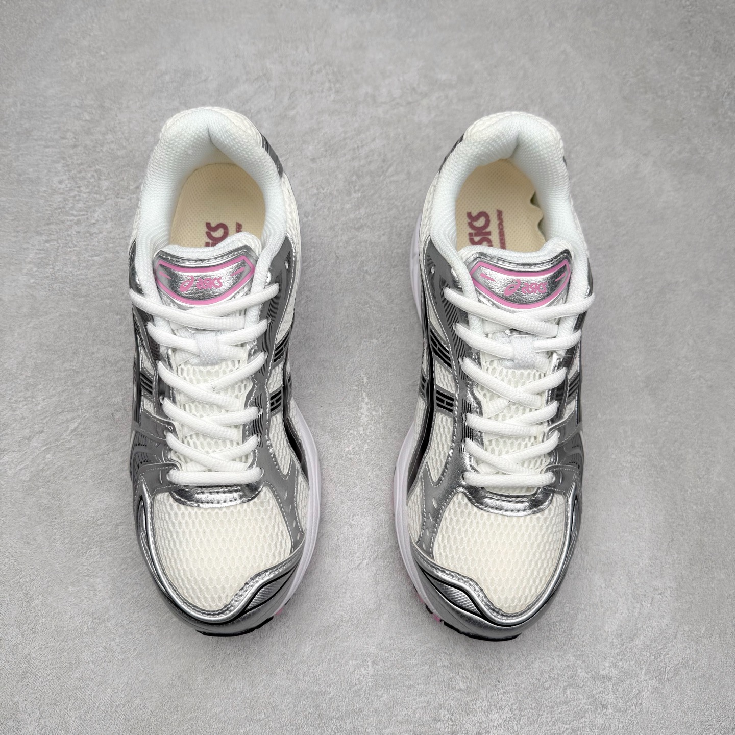 图片[2]-＃特价福利 ASICS GEL-KAYANO 14 亚瑟士K14系列户外复古潮流百搭织物合成革缓震休闲跑步鞋 原装纸板楦头开发 独家私模五层组合大底 原厂定制缓震硅胶加持 原盒原配 官方四联吊牌 原装Ortholite轻量化鞋垫 设计师 Hidenori Yamashita 以「Flash」一词为灵感 创造出未来感金属色鞋面 改造升级内在性能 由内而外全面革新 为 GEL-KAYANO 家族传承及经典跑鞋文化的延续 创下里程碑式作品 K14跑鞋重新诠释了复古的跑步形状 并以其 2000 年代后期的美学理念重新铺装 银色与蓝色的鞋面极为高档 网面铺陈与鞋面、鞋头多处细节位增添了透气性 鞋后跟部中底上以及多密度耐磨鞋底增加了 GEL 缓震胶 提供高抗冲击性、缓冲性、可保护脚部免受地面冲击的影响 穿着舒适性十足 尺码：35.5 36 37 37.5 38 39 39.5 40.5 41.5 42 42.5 43.5 44 45-选品中心