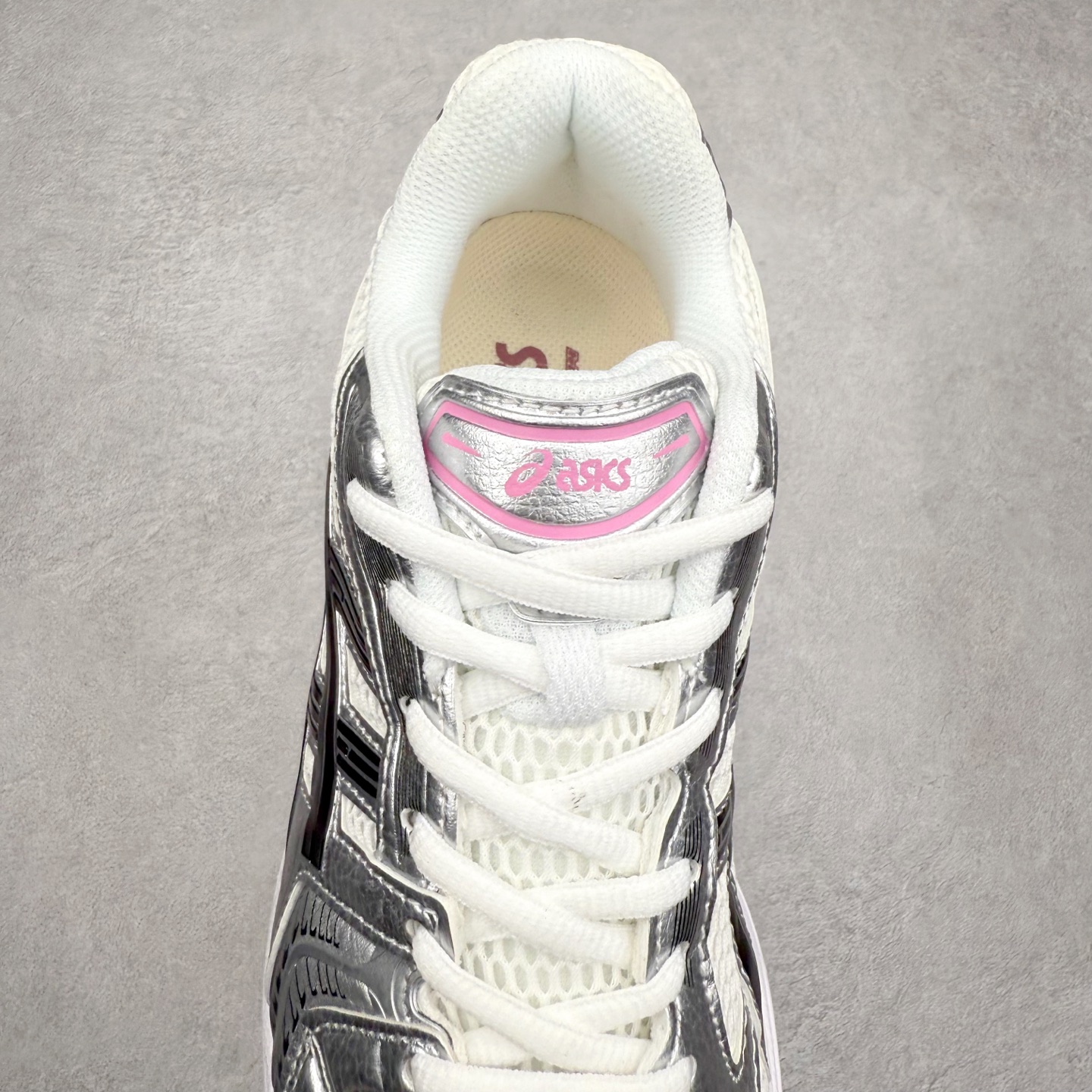 图片[5]-＃特价福利 ASICS GEL-KAYANO 14 亚瑟士K14系列户外复古潮流百搭织物合成革缓震休闲跑步鞋 原装纸板楦头开发 独家私模五层组合大底 原厂定制缓震硅胶加持 原盒原配 官方四联吊牌 原装Ortholite轻量化鞋垫 设计师 Hidenori Yamashita 以「Flash」一词为灵感 创造出未来感金属色鞋面 改造升级内在性能 由内而外全面革新 为 GEL-KAYANO 家族传承及经典跑鞋文化的延续 创下里程碑式作品 K14跑鞋重新诠释了复古的跑步形状 并以其 2000 年代后期的美学理念重新铺装 银色与蓝色的鞋面极为高档 网面铺陈与鞋面、鞋头多处细节位增添了透气性 鞋后跟部中底上以及多密度耐磨鞋底增加了 GEL 缓震胶 提供高抗冲击性、缓冲性、可保护脚部免受地面冲击的影响 穿着舒适性十足 尺码：35.5 36 37 37.5 38 39 39.5 40.5 41.5 42 42.5 43.5 44 45-选品中心