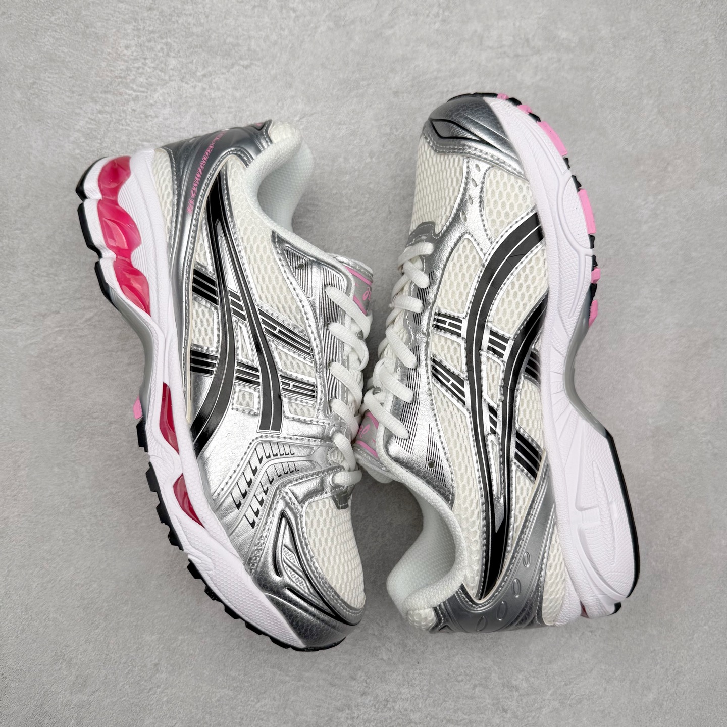 图片[3]-＃特价福利 ASICS GEL-KAYANO 14 亚瑟士K14系列户外复古潮流百搭织物合成革缓震休闲跑步鞋 原装纸板楦头开发 独家私模五层组合大底 原厂定制缓震硅胶加持 原盒原配 官方四联吊牌 原装Ortholite轻量化鞋垫 设计师 Hidenori Yamashita 以「Flash」一词为灵感 创造出未来感金属色鞋面 改造升级内在性能 由内而外全面革新 为 GEL-KAYANO 家族传承及经典跑鞋文化的延续 创下里程碑式作品 K14跑鞋重新诠释了复古的跑步形状 并以其 2000 年代后期的美学理念重新铺装 银色与蓝色的鞋面极为高档 网面铺陈与鞋面、鞋头多处细节位增添了透气性 鞋后跟部中底上以及多密度耐磨鞋底增加了 GEL 缓震胶 提供高抗冲击性、缓冲性、可保护脚部免受地面冲击的影响 穿着舒适性十足 尺码：35.5 36 37 37.5 38 39 39.5 40.5 41.5 42 42.5 43.5 44 45-选品中心