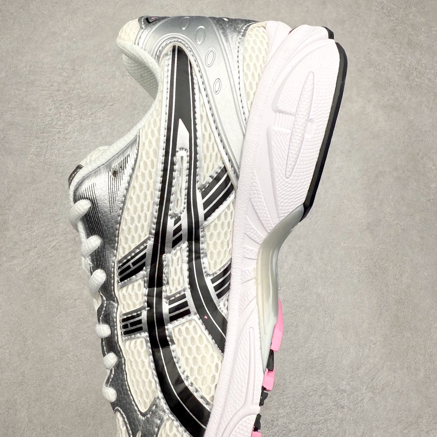 图片[7]-＃特价福利 ASICS GEL-KAYANO 14 亚瑟士K14系列户外复古潮流百搭织物合成革缓震休闲跑步鞋 原装纸板楦头开发 独家私模五层组合大底 原厂定制缓震硅胶加持 原盒原配 官方四联吊牌 原装Ortholite轻量化鞋垫 设计师 Hidenori Yamashita 以「Flash」一词为灵感 创造出未来感金属色鞋面 改造升级内在性能 由内而外全面革新 为 GEL-KAYANO 家族传承及经典跑鞋文化的延续 创下里程碑式作品 K14跑鞋重新诠释了复古的跑步形状 并以其 2000 年代后期的美学理念重新铺装 银色与蓝色的鞋面极为高档 网面铺陈与鞋面、鞋头多处细节位增添了透气性 鞋后跟部中底上以及多密度耐磨鞋底增加了 GEL 缓震胶 提供高抗冲击性、缓冲性、可保护脚部免受地面冲击的影响 穿着舒适性十足 尺码：35.5 36 37 37.5 38 39 39.5 40.5 41.5 42 42.5 43.5 44 45-选品中心