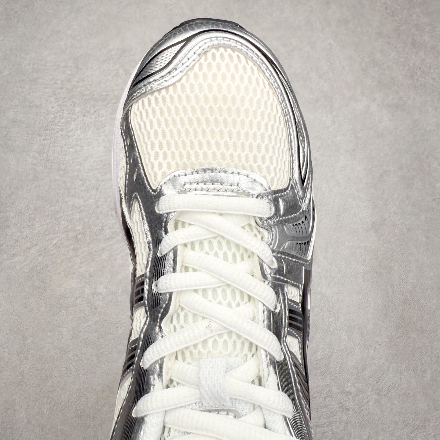 图片[4]-＃特价福利 ASICS GEL-KAYANO 14 亚瑟士K14系列户外复古潮流百搭织物合成革缓震休闲跑步鞋 原装纸板楦头开发 独家私模五层组合大底 原厂定制缓震硅胶加持 原盒原配 官方四联吊牌 原装Ortholite轻量化鞋垫 设计师 Hidenori Yamashita 以「Flash」一词为灵感 创造出未来感金属色鞋面 改造升级内在性能 由内而外全面革新 为 GEL-KAYANO 家族传承及经典跑鞋文化的延续 创下里程碑式作品 K14跑鞋重新诠释了复古的跑步形状 并以其 2000 年代后期的美学理念重新铺装 银色与蓝色的鞋面极为高档 网面铺陈与鞋面、鞋头多处细节位增添了透气性 鞋后跟部中底上以及多密度耐磨鞋底增加了 GEL 缓震胶 提供高抗冲击性、缓冲性、可保护脚部免受地面冲击的影响 穿着舒适性十足 尺码：35.5 36 37 37.5 38 39 39.5 40.5 41.5 42 42.5 43.5 44 45-选品中心