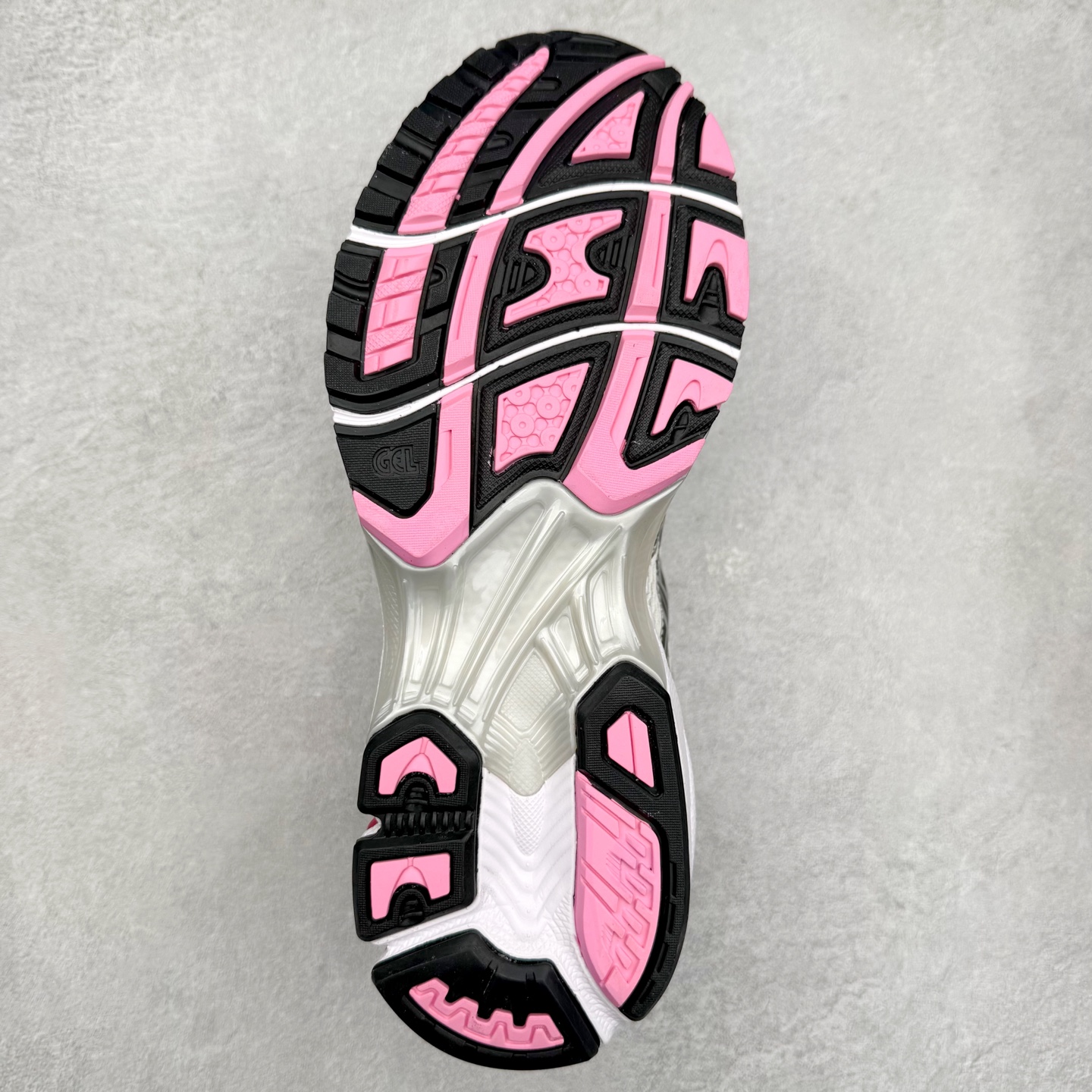 图片[9]-＃特价福利 ASICS GEL-KAYANO 14 亚瑟士K14系列户外复古潮流百搭织物合成革缓震休闲跑步鞋 原装纸板楦头开发 独家私模五层组合大底 原厂定制缓震硅胶加持 原盒原配 官方四联吊牌 原装Ortholite轻量化鞋垫 设计师 Hidenori Yamashita 以「Flash」一词为灵感 创造出未来感金属色鞋面 改造升级内在性能 由内而外全面革新 为 GEL-KAYANO 家族传承及经典跑鞋文化的延续 创下里程碑式作品 K14跑鞋重新诠释了复古的跑步形状 并以其 2000 年代后期的美学理念重新铺装 银色与蓝色的鞋面极为高档 网面铺陈与鞋面、鞋头多处细节位增添了透气性 鞋后跟部中底上以及多密度耐磨鞋底增加了 GEL 缓震胶 提供高抗冲击性、缓冲性、可保护脚部免受地面冲击的影响 穿着舒适性十足 尺码：35.5 36 37 37.5 38 39 39.5 40.5 41.5 42 42.5 43.5 44 45-选品中心