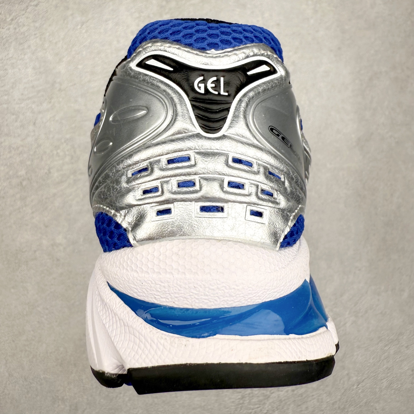 图片[8]-＃特价福利 ASICS GEL-KAYANO 14 亚瑟士K14系列户外复古潮流百搭织物合成革缓震休闲跑步鞋 原装纸板楦头开发 独家私模五层组合大底 原厂定制缓震硅胶加持 原盒原配 官方四联吊牌 原装Ortholite轻量化鞋垫 设计师 Hidenori Yamashita 以「Flash」一词为灵感 创造出未来感金属色鞋面 改造升级内在性能 由内而外全面革新 为 GEL-KAYANO 家族传承及经典跑鞋文化的延续 创下里程碑式作品 K14跑鞋重新诠释了复古的跑步形状 并以其 2000 年代后期的美学理念重新铺装 银色与蓝色的鞋面极为高档 网面铺陈与鞋面、鞋头多处细节位增添了透气性 鞋后跟部中底上以及多密度耐磨鞋底增加了 GEL 缓震胶 提供高抗冲击性、缓冲性、可保护脚部免受地面冲击的影响 穿着舒适性十足 尺码：35.5 36 37 37.5 38 39 39.5 40.5 41.5 42 42.5 43.5 44 45-选品中心