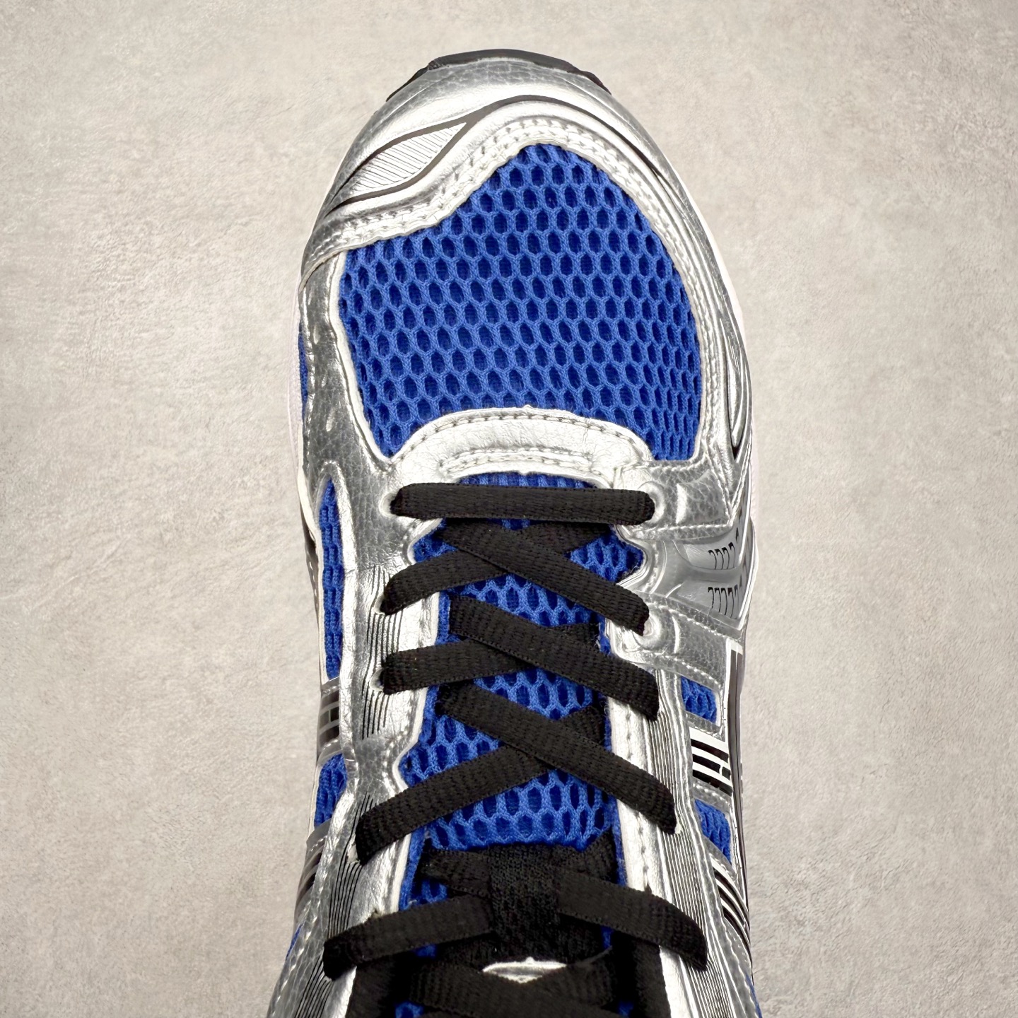 图片[4]-＃特价福利 ASICS GEL-KAYANO 14 亚瑟士K14系列户外复古潮流百搭织物合成革缓震休闲跑步鞋 原装纸板楦头开发 独家私模五层组合大底 原厂定制缓震硅胶加持 原盒原配 官方四联吊牌 原装Ortholite轻量化鞋垫 设计师 Hidenori Yamashita 以「Flash」一词为灵感 创造出未来感金属色鞋面 改造升级内在性能 由内而外全面革新 为 GEL-KAYANO 家族传承及经典跑鞋文化的延续 创下里程碑式作品 K14跑鞋重新诠释了复古的跑步形状 并以其 2000 年代后期的美学理念重新铺装 银色与蓝色的鞋面极为高档 网面铺陈与鞋面、鞋头多处细节位增添了透气性 鞋后跟部中底上以及多密度耐磨鞋底增加了 GEL 缓震胶 提供高抗冲击性、缓冲性、可保护脚部免受地面冲击的影响 穿着舒适性十足 尺码：35.5 36 37 37.5 38 39 39.5 40.5 41.5 42 42.5 43.5 44 45-选品中心