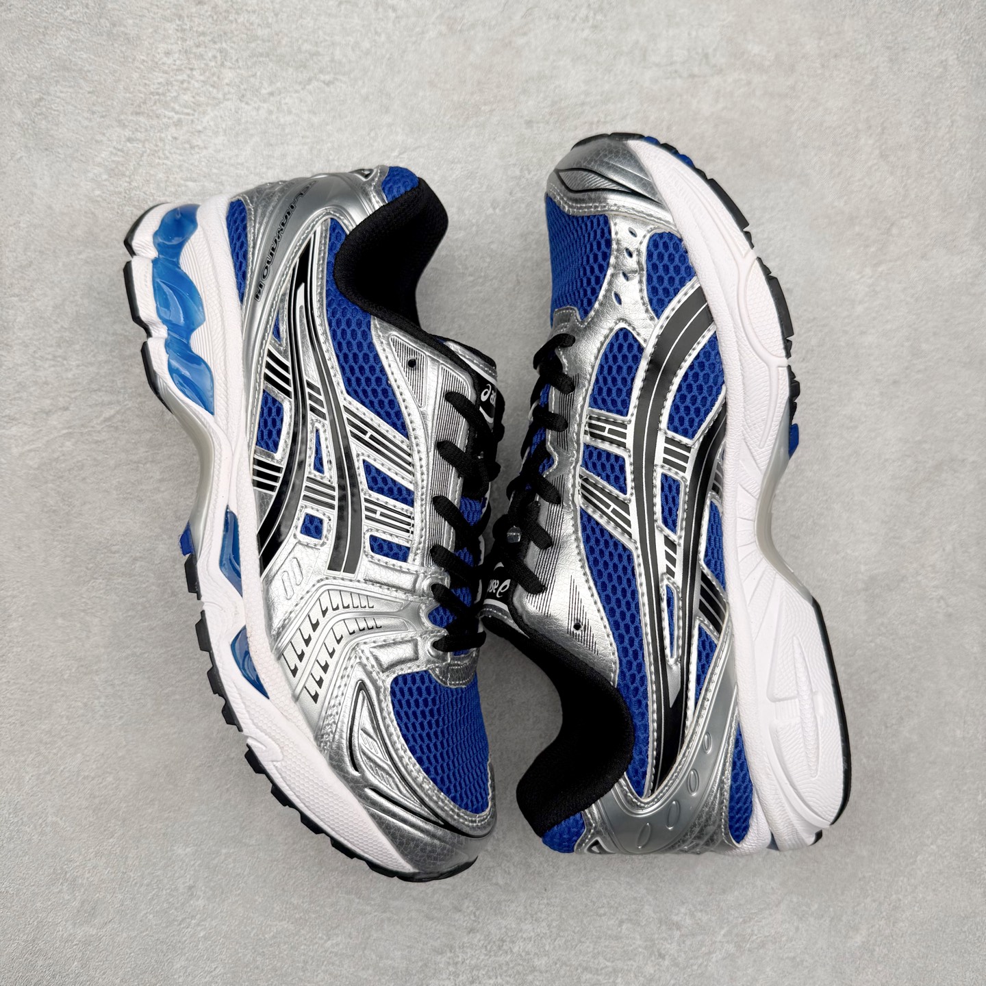 图片[3]-＃特价福利 ASICS GEL-KAYANO 14 亚瑟士K14系列户外复古潮流百搭织物合成革缓震休闲跑步鞋 原装纸板楦头开发 独家私模五层组合大底 原厂定制缓震硅胶加持 原盒原配 官方四联吊牌 原装Ortholite轻量化鞋垫 设计师 Hidenori Yamashita 以「Flash」一词为灵感 创造出未来感金属色鞋面 改造升级内在性能 由内而外全面革新 为 GEL-KAYANO 家族传承及经典跑鞋文化的延续 创下里程碑式作品 K14跑鞋重新诠释了复古的跑步形状 并以其 2000 年代后期的美学理念重新铺装 银色与蓝色的鞋面极为高档 网面铺陈与鞋面、鞋头多处细节位增添了透气性 鞋后跟部中底上以及多密度耐磨鞋底增加了 GEL 缓震胶 提供高抗冲击性、缓冲性、可保护脚部免受地面冲击的影响 穿着舒适性十足 尺码：35.5 36 37 37.5 38 39 39.5 40.5 41.5 42 42.5 43.5 44 45-选品中心