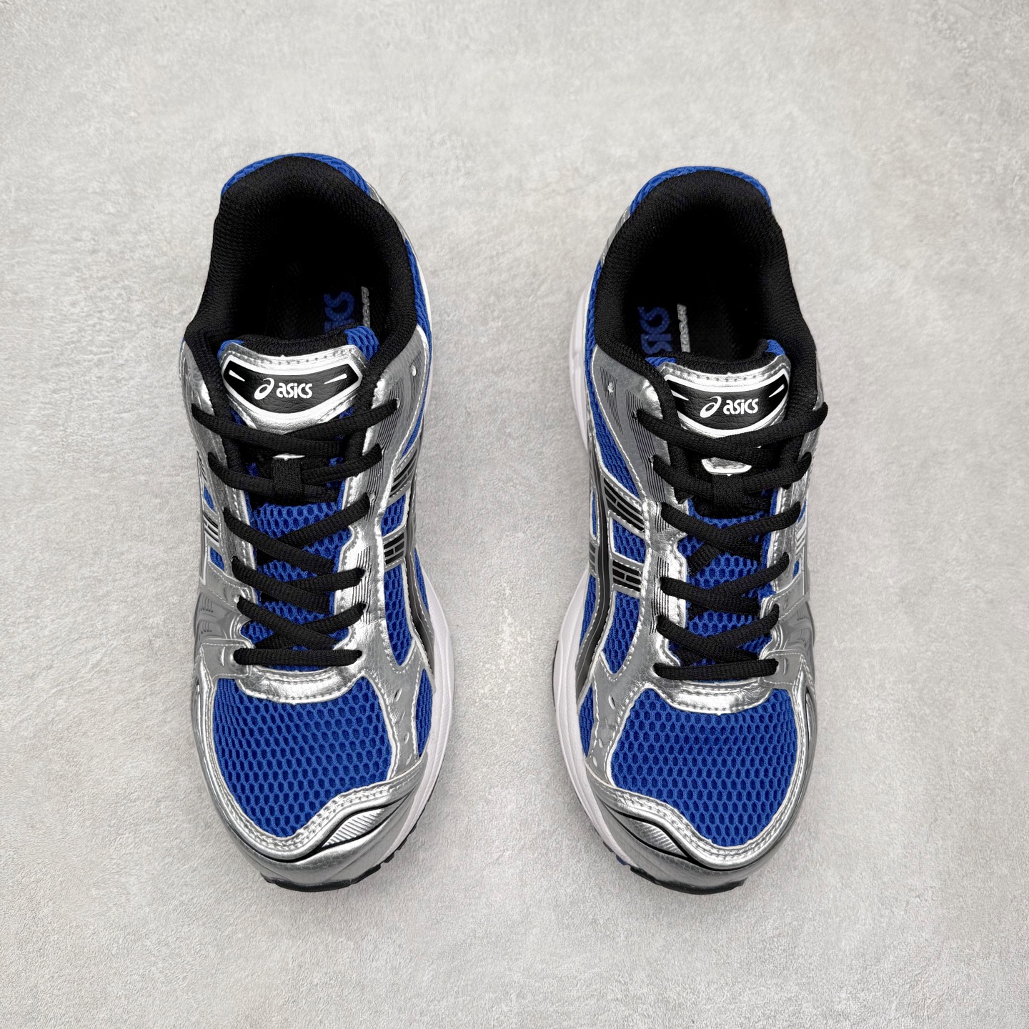 图片[2]-＃特价福利 ASICS GEL-KAYANO 14 亚瑟士K14系列户外复古潮流百搭织物合成革缓震休闲跑步鞋 原装纸板楦头开发 独家私模五层组合大底 原厂定制缓震硅胶加持 原盒原配 官方四联吊牌 原装Ortholite轻量化鞋垫 设计师 Hidenori Yamashita 以「Flash」一词为灵感 创造出未来感金属色鞋面 改造升级内在性能 由内而外全面革新 为 GEL-KAYANO 家族传承及经典跑鞋文化的延续 创下里程碑式作品 K14跑鞋重新诠释了复古的跑步形状 并以其 2000 年代后期的美学理念重新铺装 银色与蓝色的鞋面极为高档 网面铺陈与鞋面、鞋头多处细节位增添了透气性 鞋后跟部中底上以及多密度耐磨鞋底增加了 GEL 缓震胶 提供高抗冲击性、缓冲性、可保护脚部免受地面冲击的影响 穿着舒适性十足 尺码：35.5 36 37 37.5 38 39 39.5 40.5 41.5 42 42.5 43.5 44 45-选品中心