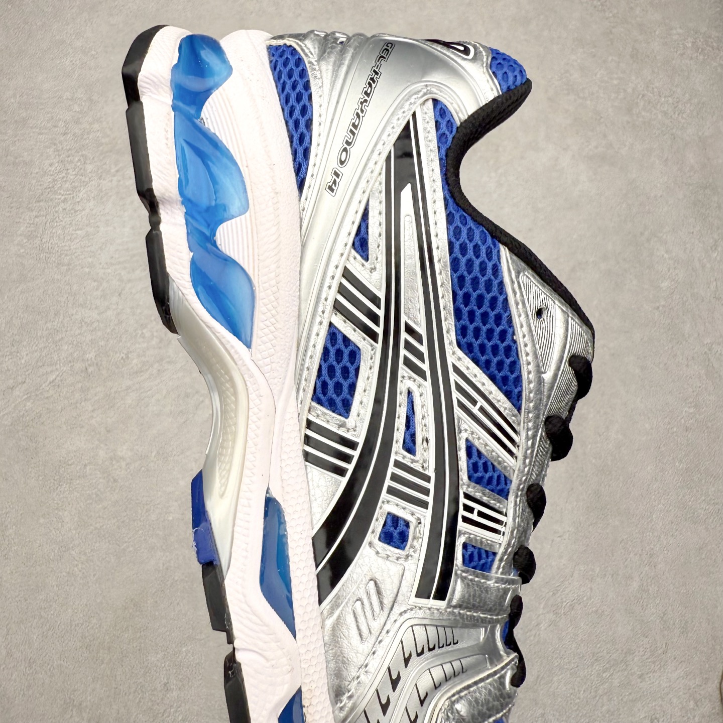 图片[6]-＃特价福利 ASICS GEL-KAYANO 14 亚瑟士K14系列户外复古潮流百搭织物合成革缓震休闲跑步鞋 原装纸板楦头开发 独家私模五层组合大底 原厂定制缓震硅胶加持 原盒原配 官方四联吊牌 原装Ortholite轻量化鞋垫 设计师 Hidenori Yamashita 以「Flash」一词为灵感 创造出未来感金属色鞋面 改造升级内在性能 由内而外全面革新 为 GEL-KAYANO 家族传承及经典跑鞋文化的延续 创下里程碑式作品 K14跑鞋重新诠释了复古的跑步形状 并以其 2000 年代后期的美学理念重新铺装 银色与蓝色的鞋面极为高档 网面铺陈与鞋面、鞋头多处细节位增添了透气性 鞋后跟部中底上以及多密度耐磨鞋底增加了 GEL 缓震胶 提供高抗冲击性、缓冲性、可保护脚部免受地面冲击的影响 穿着舒适性十足 尺码：35.5 36 37 37.5 38 39 39.5 40.5 41.5 42 42.5 43.5 44 45-选品中心