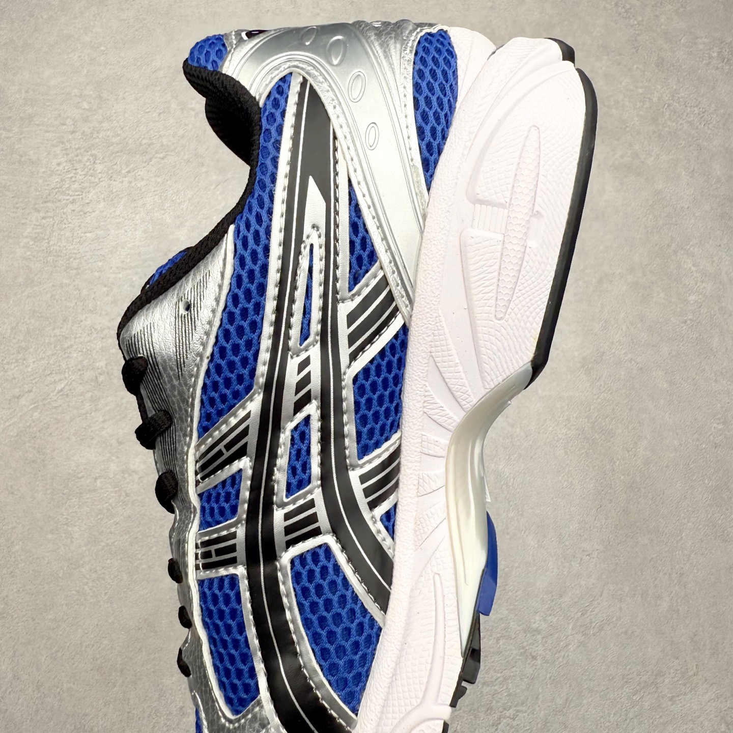 图片[7]-＃特价福利 ASICS GEL-KAYANO 14 亚瑟士K14系列户外复古潮流百搭织物合成革缓震休闲跑步鞋 原装纸板楦头开发 独家私模五层组合大底 原厂定制缓震硅胶加持 原盒原配 官方四联吊牌 原装Ortholite轻量化鞋垫 设计师 Hidenori Yamashita 以「Flash」一词为灵感 创造出未来感金属色鞋面 改造升级内在性能 由内而外全面革新 为 GEL-KAYANO 家族传承及经典跑鞋文化的延续 创下里程碑式作品 K14跑鞋重新诠释了复古的跑步形状 并以其 2000 年代后期的美学理念重新铺装 银色与蓝色的鞋面极为高档 网面铺陈与鞋面、鞋头多处细节位增添了透气性 鞋后跟部中底上以及多密度耐磨鞋底增加了 GEL 缓震胶 提供高抗冲击性、缓冲性、可保护脚部免受地面冲击的影响 穿着舒适性十足 尺码：35.5 36 37 37.5 38 39 39.5 40.5 41.5 42 42.5 43.5 44 45-选品中心