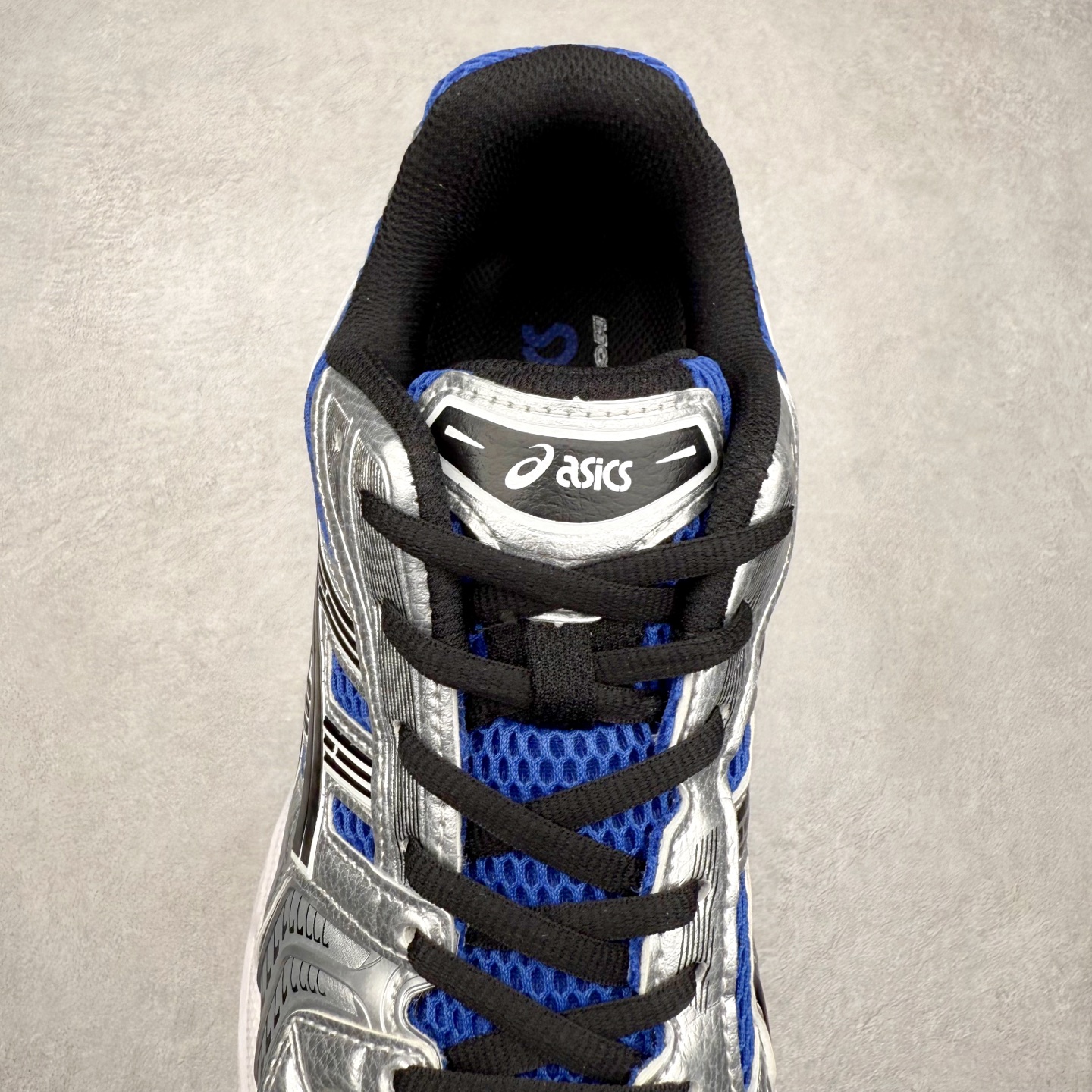 图片[5]-＃特价福利 ASICS GEL-KAYANO 14 亚瑟士K14系列户外复古潮流百搭织物合成革缓震休闲跑步鞋 原装纸板楦头开发 独家私模五层组合大底 原厂定制缓震硅胶加持 原盒原配 官方四联吊牌 原装Ortholite轻量化鞋垫 设计师 Hidenori Yamashita 以「Flash」一词为灵感 创造出未来感金属色鞋面 改造升级内在性能 由内而外全面革新 为 GEL-KAYANO 家族传承及经典跑鞋文化的延续 创下里程碑式作品 K14跑鞋重新诠释了复古的跑步形状 并以其 2000 年代后期的美学理念重新铺装 银色与蓝色的鞋面极为高档 网面铺陈与鞋面、鞋头多处细节位增添了透气性 鞋后跟部中底上以及多密度耐磨鞋底增加了 GEL 缓震胶 提供高抗冲击性、缓冲性、可保护脚部免受地面冲击的影响 穿着舒适性十足 尺码：35.5 36 37 37.5 38 39 39.5 40.5 41.5 42 42.5 43.5 44 45-选品中心