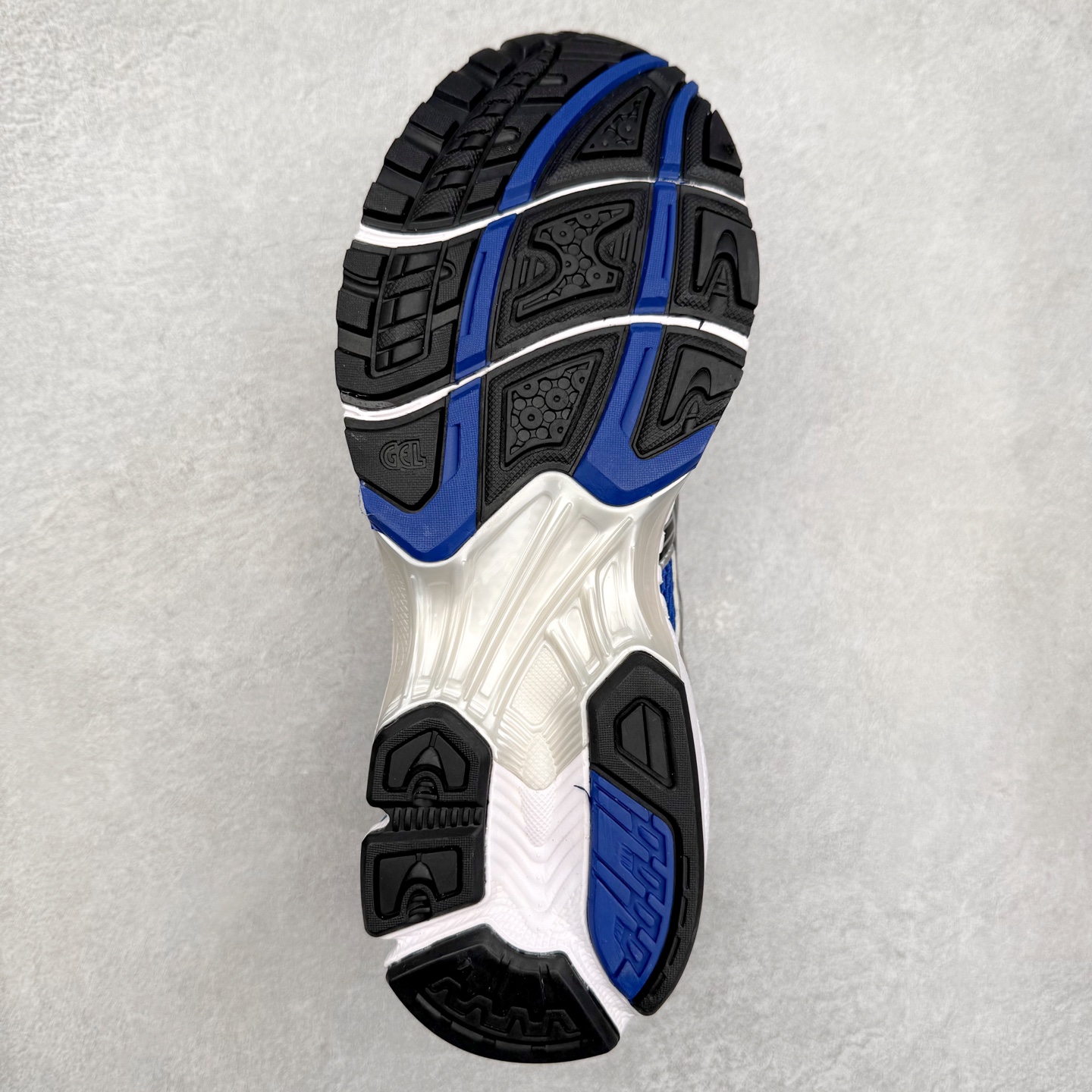 图片[9]-＃特价福利 ASICS GEL-KAYANO 14 亚瑟士K14系列户外复古潮流百搭织物合成革缓震休闲跑步鞋 原装纸板楦头开发 独家私模五层组合大底 原厂定制缓震硅胶加持 原盒原配 官方四联吊牌 原装Ortholite轻量化鞋垫 设计师 Hidenori Yamashita 以「Flash」一词为灵感 创造出未来感金属色鞋面 改造升级内在性能 由内而外全面革新 为 GEL-KAYANO 家族传承及经典跑鞋文化的延续 创下里程碑式作品 K14跑鞋重新诠释了复古的跑步形状 并以其 2000 年代后期的美学理念重新铺装 银色与蓝色的鞋面极为高档 网面铺陈与鞋面、鞋头多处细节位增添了透气性 鞋后跟部中底上以及多密度耐磨鞋底增加了 GEL 缓震胶 提供高抗冲击性、缓冲性、可保护脚部免受地面冲击的影响 穿着舒适性十足 尺码：35.5 36 37 37.5 38 39 39.5 40.5 41.5 42 42.5 43.5 44 45-选品中心