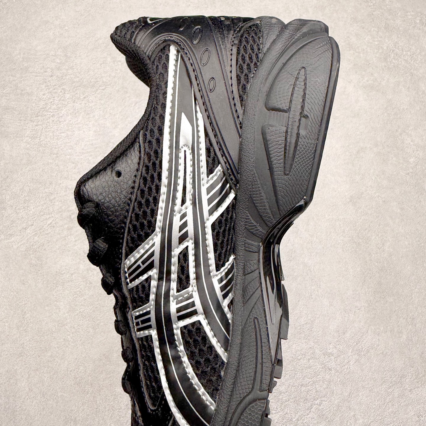 图片[7]-＃特价福利 ASICS GEL-KAYANO 14 亚瑟士K14系列户外复古潮流百搭织物合成革缓震休闲跑步鞋 原装纸板楦头开发 独家私模五层组合大底 原厂定制缓震硅胶加持 原盒原配 官方四联吊牌 原装Ortholite轻量化鞋垫 设计师 Hidenori Yamashita 以「Flash」一词为灵感 创造出未来感金属色鞋面 改造升级内在性能 由内而外全面革新 为 GEL-KAYANO 家族传承及经典跑鞋文化的延续 创下里程碑式作品 K14跑鞋重新诠释了复古的跑步形状 并以其 2000 年代后期的美学理念重新铺装 银色与蓝色的鞋面极为高档 网面铺陈与鞋面、鞋头多处细节位增添了透气性 鞋后跟部中底上以及多密度耐磨鞋底增加了 GEL 缓震胶 提供高抗冲击性、缓冲性、可保护脚部免受地面冲击的影响 穿着舒适性十足 尺码：35.5 36 37 37.5 38 39 39.5 40.5 41.5 42 42.5 43.5 44 45-选品中心