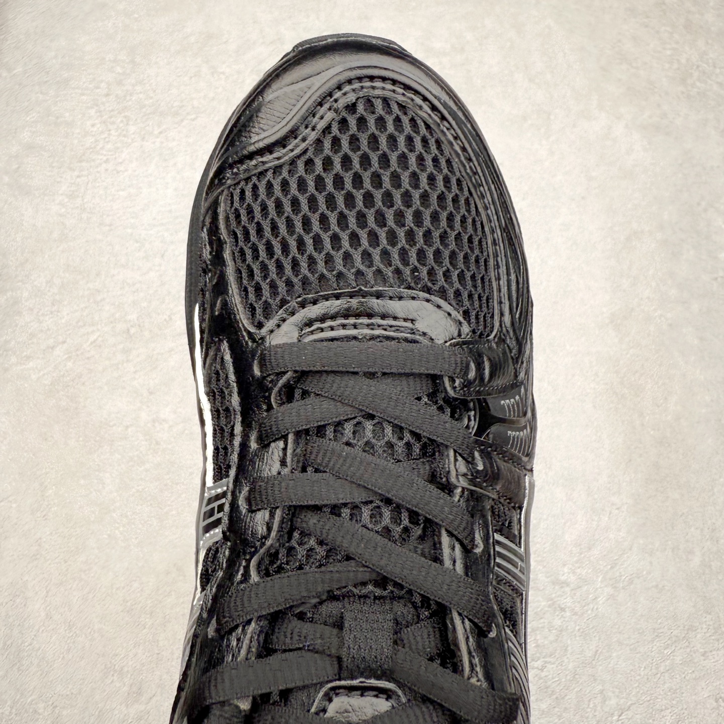 图片[4]-＃特价福利 ASICS GEL-KAYANO 14 亚瑟士K14系列户外复古潮流百搭织物合成革缓震休闲跑步鞋 原装纸板楦头开发 独家私模五层组合大底 原厂定制缓震硅胶加持 原盒原配 官方四联吊牌 原装Ortholite轻量化鞋垫 设计师 Hidenori Yamashita 以「Flash」一词为灵感 创造出未来感金属色鞋面 改造升级内在性能 由内而外全面革新 为 GEL-KAYANO 家族传承及经典跑鞋文化的延续 创下里程碑式作品 K14跑鞋重新诠释了复古的跑步形状 并以其 2000 年代后期的美学理念重新铺装 银色与蓝色的鞋面极为高档 网面铺陈与鞋面、鞋头多处细节位增添了透气性 鞋后跟部中底上以及多密度耐磨鞋底增加了 GEL 缓震胶 提供高抗冲击性、缓冲性、可保护脚部免受地面冲击的影响 穿着舒适性十足 尺码：35.5 36 37 37.5 38 39 39.5 40.5 41.5 42 42.5 43.5 44 45-选品中心