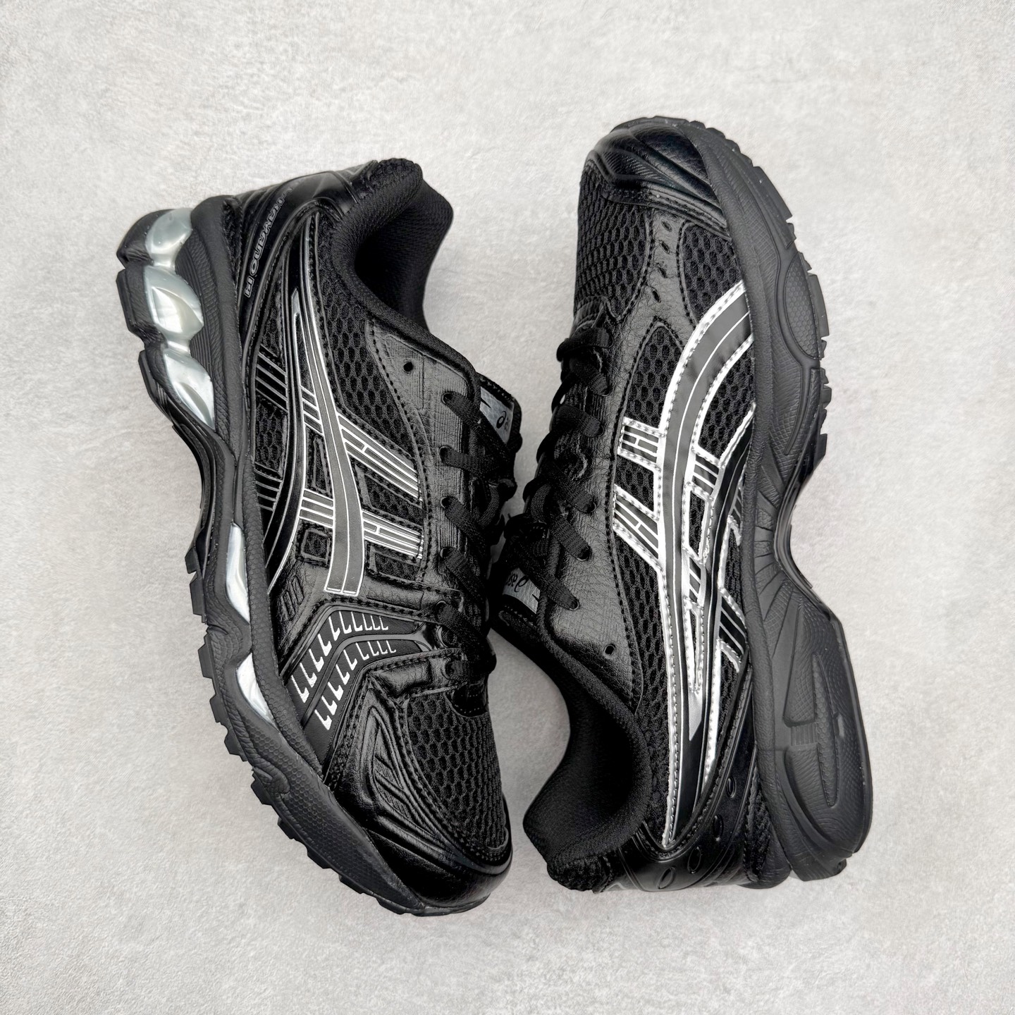 图片[3]-＃特价福利 ASICS GEL-KAYANO 14 亚瑟士K14系列户外复古潮流百搭织物合成革缓震休闲跑步鞋 原装纸板楦头开发 独家私模五层组合大底 原厂定制缓震硅胶加持 原盒原配 官方四联吊牌 原装Ortholite轻量化鞋垫 设计师 Hidenori Yamashita 以「Flash」一词为灵感 创造出未来感金属色鞋面 改造升级内在性能 由内而外全面革新 为 GEL-KAYANO 家族传承及经典跑鞋文化的延续 创下里程碑式作品 K14跑鞋重新诠释了复古的跑步形状 并以其 2000 年代后期的美学理念重新铺装 银色与蓝色的鞋面极为高档 网面铺陈与鞋面、鞋头多处细节位增添了透气性 鞋后跟部中底上以及多密度耐磨鞋底增加了 GEL 缓震胶 提供高抗冲击性、缓冲性、可保护脚部免受地面冲击的影响 穿着舒适性十足 尺码：35.5 36 37 37.5 38 39 39.5 40.5 41.5 42 42.5 43.5 44 45-选品中心