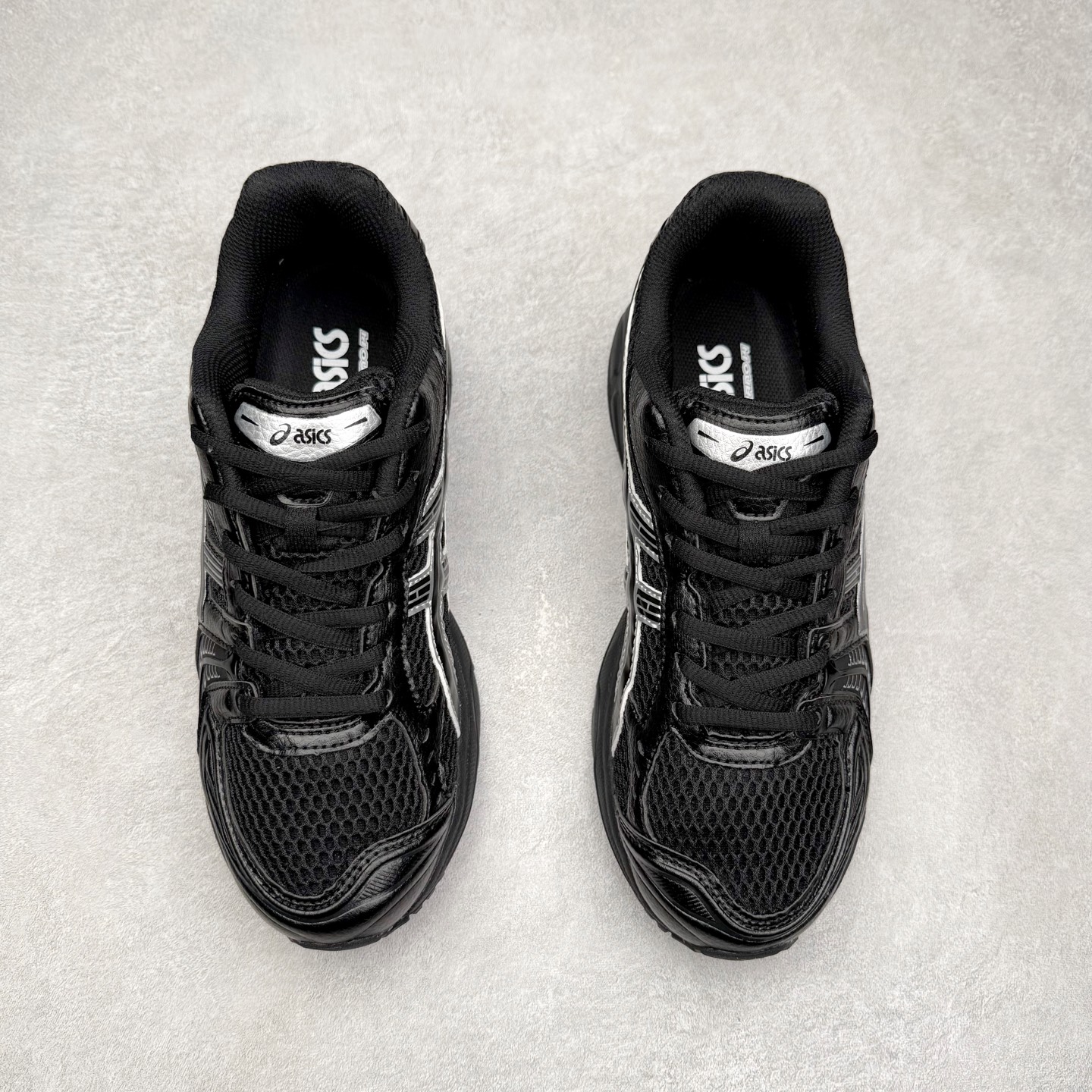 图片[2]-＃特价福利 ASICS GEL-KAYANO 14 亚瑟士K14系列户外复古潮流百搭织物合成革缓震休闲跑步鞋 原装纸板楦头开发 独家私模五层组合大底 原厂定制缓震硅胶加持 原盒原配 官方四联吊牌 原装Ortholite轻量化鞋垫 设计师 Hidenori Yamashita 以「Flash」一词为灵感 创造出未来感金属色鞋面 改造升级内在性能 由内而外全面革新 为 GEL-KAYANO 家族传承及经典跑鞋文化的延续 创下里程碑式作品 K14跑鞋重新诠释了复古的跑步形状 并以其 2000 年代后期的美学理念重新铺装 银色与蓝色的鞋面极为高档 网面铺陈与鞋面、鞋头多处细节位增添了透气性 鞋后跟部中底上以及多密度耐磨鞋底增加了 GEL 缓震胶 提供高抗冲击性、缓冲性、可保护脚部免受地面冲击的影响 穿着舒适性十足 尺码：35.5 36 37 37.5 38 39 39.5 40.5 41.5 42 42.5 43.5 44 45-选品中心