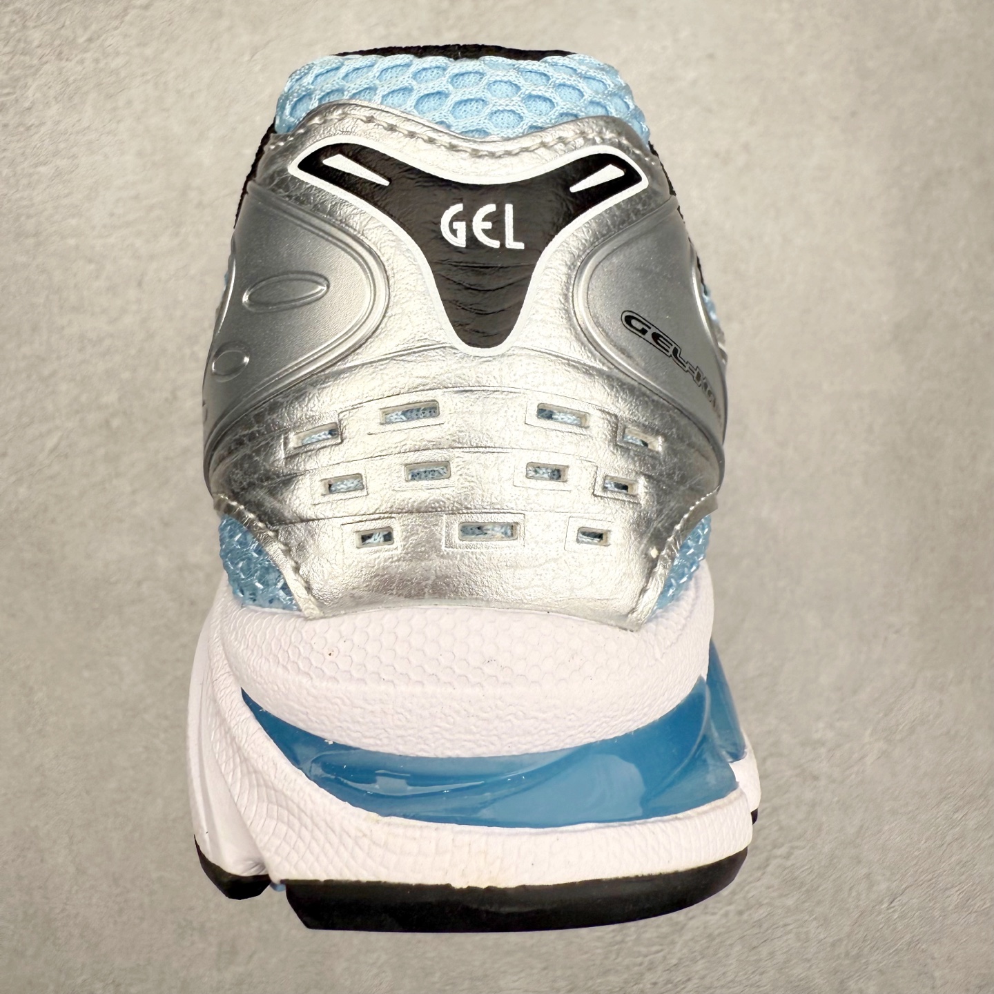 图片[8]-＃特价福利 ASICS GEL-KAYANO 14 亚瑟士K14系列户外复古潮流百搭织物合成革缓震休闲跑步鞋 原装纸板楦头开发 独家私模五层组合大底 原厂定制缓震硅胶加持 原盒原配 官方四联吊牌 原装Ortholite轻量化鞋垫 设计师 Hidenori Yamashita 以「Flash」一词为灵感 创造出未来感金属色鞋面 改造升级内在性能 由内而外全面革新 为 GEL-KAYANO 家族传承及经典跑鞋文化的延续 创下里程碑式作品 K14跑鞋重新诠释了复古的跑步形状 并以其 2000 年代后期的美学理念重新铺装 银色与蓝色的鞋面极为高档 网面铺陈与鞋面、鞋头多处细节位增添了透气性 鞋后跟部中底上以及多密度耐磨鞋底增加了 GEL 缓震胶 提供高抗冲击性、缓冲性、可保护脚部免受地面冲击的影响 穿着舒适性十足 尺码：35.5 36 37 37.5 38 39 39.5 40.5 41.5 42 42.5 43.5 44 45-选品中心