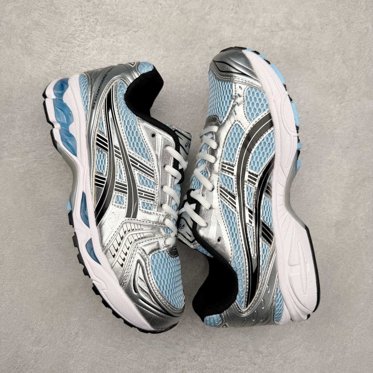 图片[3]-＃特价福利 ASICS GEL-KAYANO 14 亚瑟士K14系列户外复古潮流百搭织物合成革缓震休闲跑步鞋 原装纸板楦头开发 独家私模五层组合大底 原厂定制缓震硅胶加持 原盒原配 官方四联吊牌 原装Ortholite轻量化鞋垫 设计师 Hidenori Yamashita 以「Flash」一词为灵感 创造出未来感金属色鞋面 改造升级内在性能 由内而外全面革新 为 GEL-KAYANO 家族传承及经典跑鞋文化的延续 创下里程碑式作品 K14跑鞋重新诠释了复古的跑步形状 并以其 2000 年代后期的美学理念重新铺装 银色与蓝色的鞋面极为高档 网面铺陈与鞋面、鞋头多处细节位增添了透气性 鞋后跟部中底上以及多密度耐磨鞋底增加了 GEL 缓震胶 提供高抗冲击性、缓冲性、可保护脚部免受地面冲击的影响 穿着舒适性十足 尺码：35.5 36 37 37.5 38 39 39.5 40.5 41.5 42 42.5 43.5 44 45-选品中心