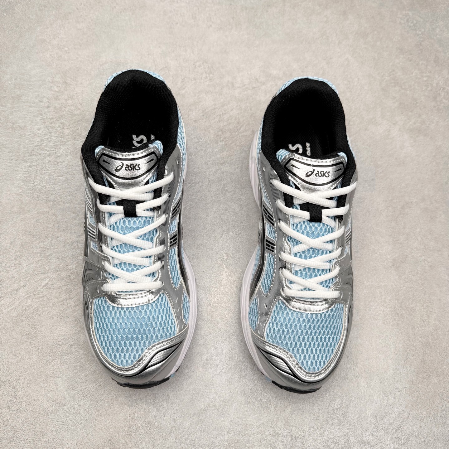 图片[2]-＃特价福利 ASICS GEL-KAYANO 14 亚瑟士K14系列户外复古潮流百搭织物合成革缓震休闲跑步鞋 原装纸板楦头开发 独家私模五层组合大底 原厂定制缓震硅胶加持 原盒原配 官方四联吊牌 原装Ortholite轻量化鞋垫 设计师 Hidenori Yamashita 以「Flash」一词为灵感 创造出未来感金属色鞋面 改造升级内在性能 由内而外全面革新 为 GEL-KAYANO 家族传承及经典跑鞋文化的延续 创下里程碑式作品 K14跑鞋重新诠释了复古的跑步形状 并以其 2000 年代后期的美学理念重新铺装 银色与蓝色的鞋面极为高档 网面铺陈与鞋面、鞋头多处细节位增添了透气性 鞋后跟部中底上以及多密度耐磨鞋底增加了 GEL 缓震胶 提供高抗冲击性、缓冲性、可保护脚部免受地面冲击的影响 穿着舒适性十足 尺码：35.5 36 37 37.5 38 39 39.5 40.5 41.5 42 42.5 43.5 44 45-选品中心