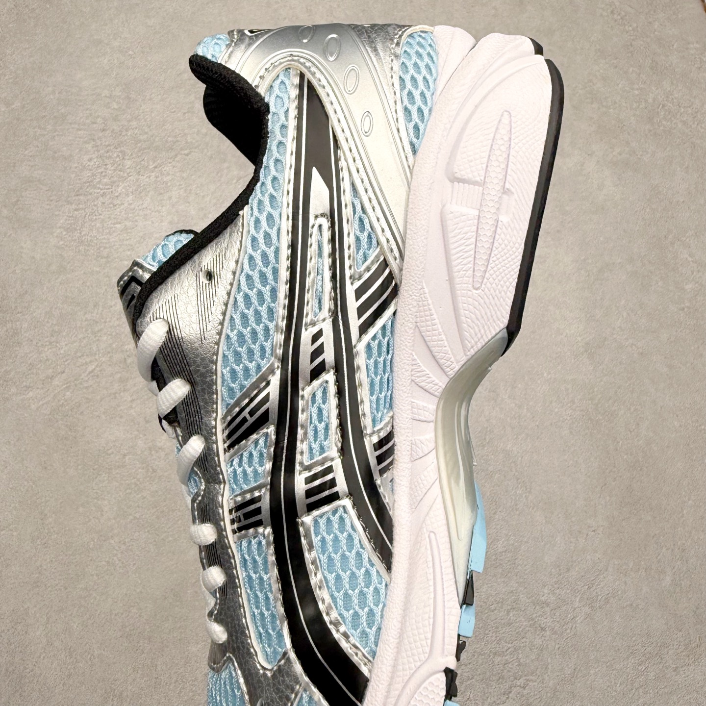 图片[7]-＃特价福利 ASICS GEL-KAYANO 14 亚瑟士K14系列户外复古潮流百搭织物合成革缓震休闲跑步鞋 原装纸板楦头开发 独家私模五层组合大底 原厂定制缓震硅胶加持 原盒原配 官方四联吊牌 原装Ortholite轻量化鞋垫 设计师 Hidenori Yamashita 以「Flash」一词为灵感 创造出未来感金属色鞋面 改造升级内在性能 由内而外全面革新 为 GEL-KAYANO 家族传承及经典跑鞋文化的延续 创下里程碑式作品 K14跑鞋重新诠释了复古的跑步形状 并以其 2000 年代后期的美学理念重新铺装 银色与蓝色的鞋面极为高档 网面铺陈与鞋面、鞋头多处细节位增添了透气性 鞋后跟部中底上以及多密度耐磨鞋底增加了 GEL 缓震胶 提供高抗冲击性、缓冲性、可保护脚部免受地面冲击的影响 穿着舒适性十足 尺码：35.5 36 37 37.5 38 39 39.5 40.5 41.5 42 42.5 43.5 44 45-选品中心