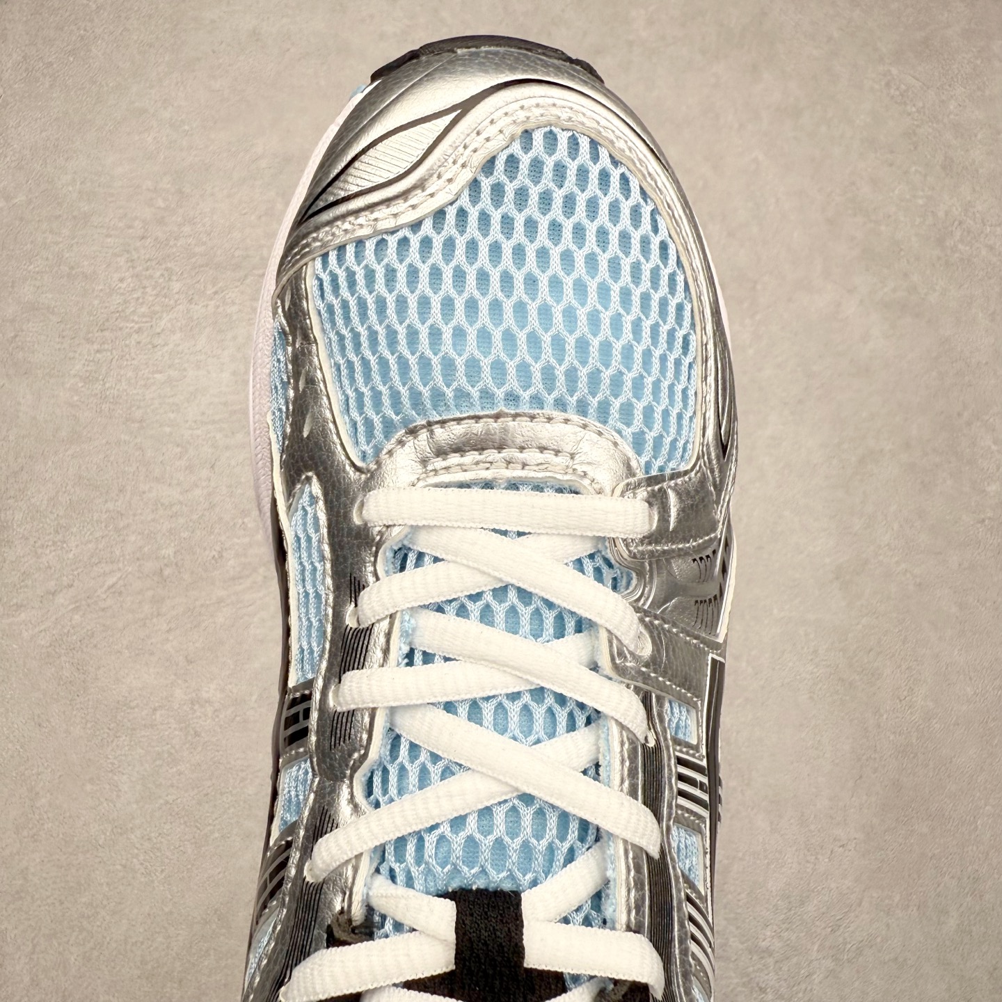 图片[4]-＃特价福利 ASICS GEL-KAYANO 14 亚瑟士K14系列户外复古潮流百搭织物合成革缓震休闲跑步鞋 原装纸板楦头开发 独家私模五层组合大底 原厂定制缓震硅胶加持 原盒原配 官方四联吊牌 原装Ortholite轻量化鞋垫 设计师 Hidenori Yamashita 以「Flash」一词为灵感 创造出未来感金属色鞋面 改造升级内在性能 由内而外全面革新 为 GEL-KAYANO 家族传承及经典跑鞋文化的延续 创下里程碑式作品 K14跑鞋重新诠释了复古的跑步形状 并以其 2000 年代后期的美学理念重新铺装 银色与蓝色的鞋面极为高档 网面铺陈与鞋面、鞋头多处细节位增添了透气性 鞋后跟部中底上以及多密度耐磨鞋底增加了 GEL 缓震胶 提供高抗冲击性、缓冲性、可保护脚部免受地面冲击的影响 穿着舒适性十足 尺码：35.5 36 37 37.5 38 39 39.5 40.5 41.5 42 42.5 43.5 44 45-选品中心