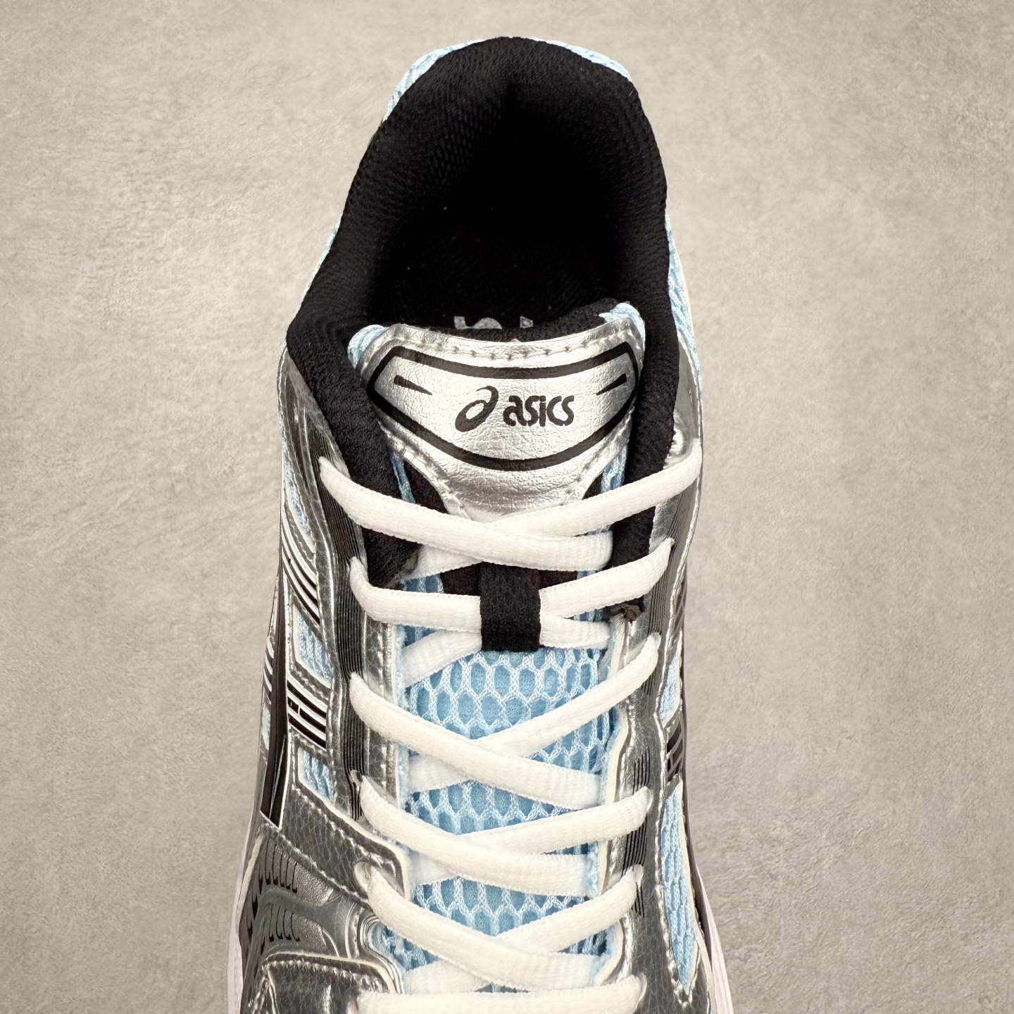 图片[5]-＃特价福利 ASICS GEL-KAYANO 14 亚瑟士K14系列户外复古潮流百搭织物合成革缓震休闲跑步鞋 原装纸板楦头开发 独家私模五层组合大底 原厂定制缓震硅胶加持 原盒原配 官方四联吊牌 原装Ortholite轻量化鞋垫 设计师 Hidenori Yamashita 以「Flash」一词为灵感 创造出未来感金属色鞋面 改造升级内在性能 由内而外全面革新 为 GEL-KAYANO 家族传承及经典跑鞋文化的延续 创下里程碑式作品 K14跑鞋重新诠释了复古的跑步形状 并以其 2000 年代后期的美学理念重新铺装 银色与蓝色的鞋面极为高档 网面铺陈与鞋面、鞋头多处细节位增添了透气性 鞋后跟部中底上以及多密度耐磨鞋底增加了 GEL 缓震胶 提供高抗冲击性、缓冲性、可保护脚部免受地面冲击的影响 穿着舒适性十足 尺码：35.5 36 37 37.5 38 39 39.5 40.5 41.5 42 42.5 43.5 44 45-选品中心