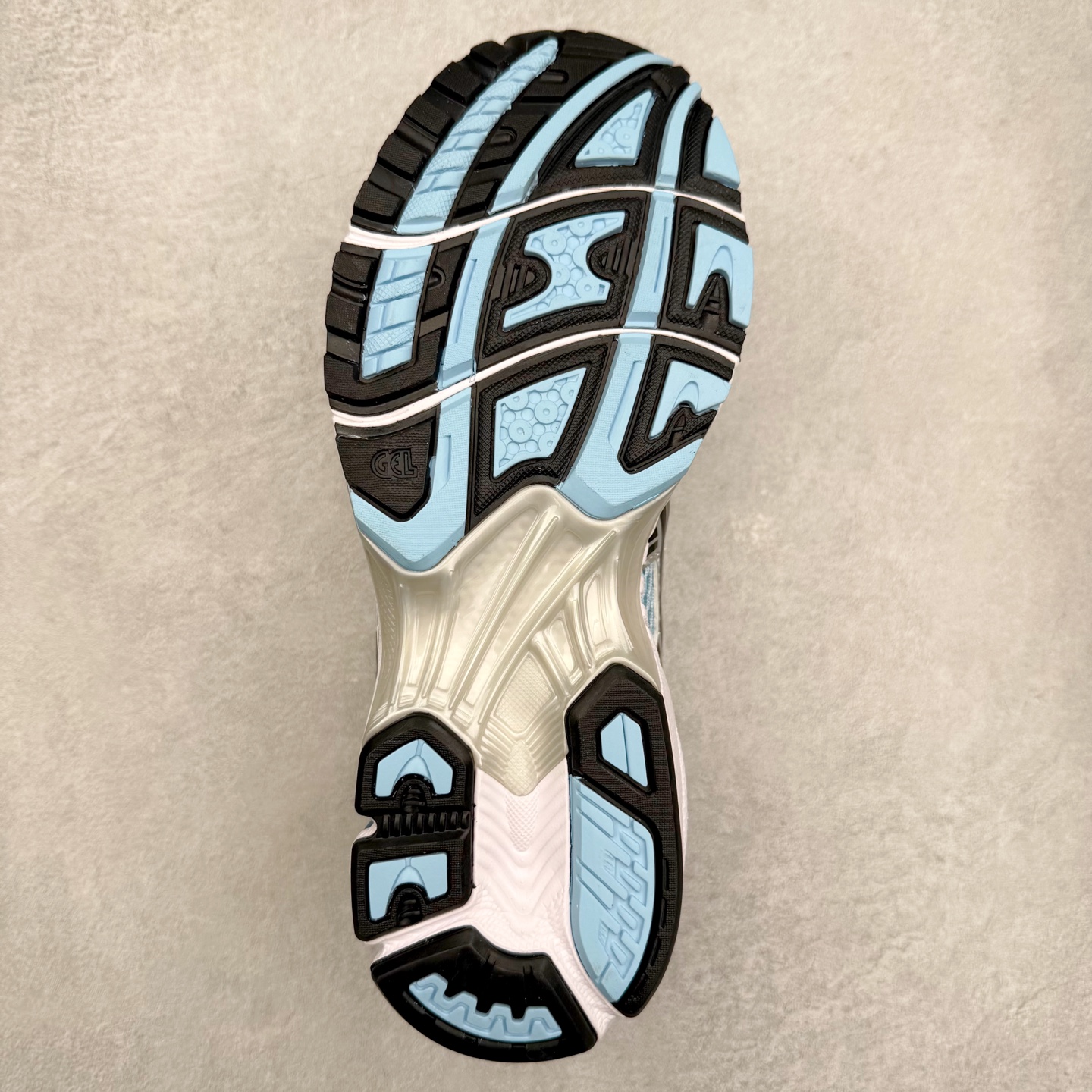 图片[9]-＃特价福利 ASICS GEL-KAYANO 14 亚瑟士K14系列户外复古潮流百搭织物合成革缓震休闲跑步鞋 原装纸板楦头开发 独家私模五层组合大底 原厂定制缓震硅胶加持 原盒原配 官方四联吊牌 原装Ortholite轻量化鞋垫 设计师 Hidenori Yamashita 以「Flash」一词为灵感 创造出未来感金属色鞋面 改造升级内在性能 由内而外全面革新 为 GEL-KAYANO 家族传承及经典跑鞋文化的延续 创下里程碑式作品 K14跑鞋重新诠释了复古的跑步形状 并以其 2000 年代后期的美学理念重新铺装 银色与蓝色的鞋面极为高档 网面铺陈与鞋面、鞋头多处细节位增添了透气性 鞋后跟部中底上以及多密度耐磨鞋底增加了 GEL 缓震胶 提供高抗冲击性、缓冲性、可保护脚部免受地面冲击的影响 穿着舒适性十足 尺码：35.5 36 37 37.5 38 39 39.5 40.5 41.5 42 42.5 43.5 44 45-选品中心