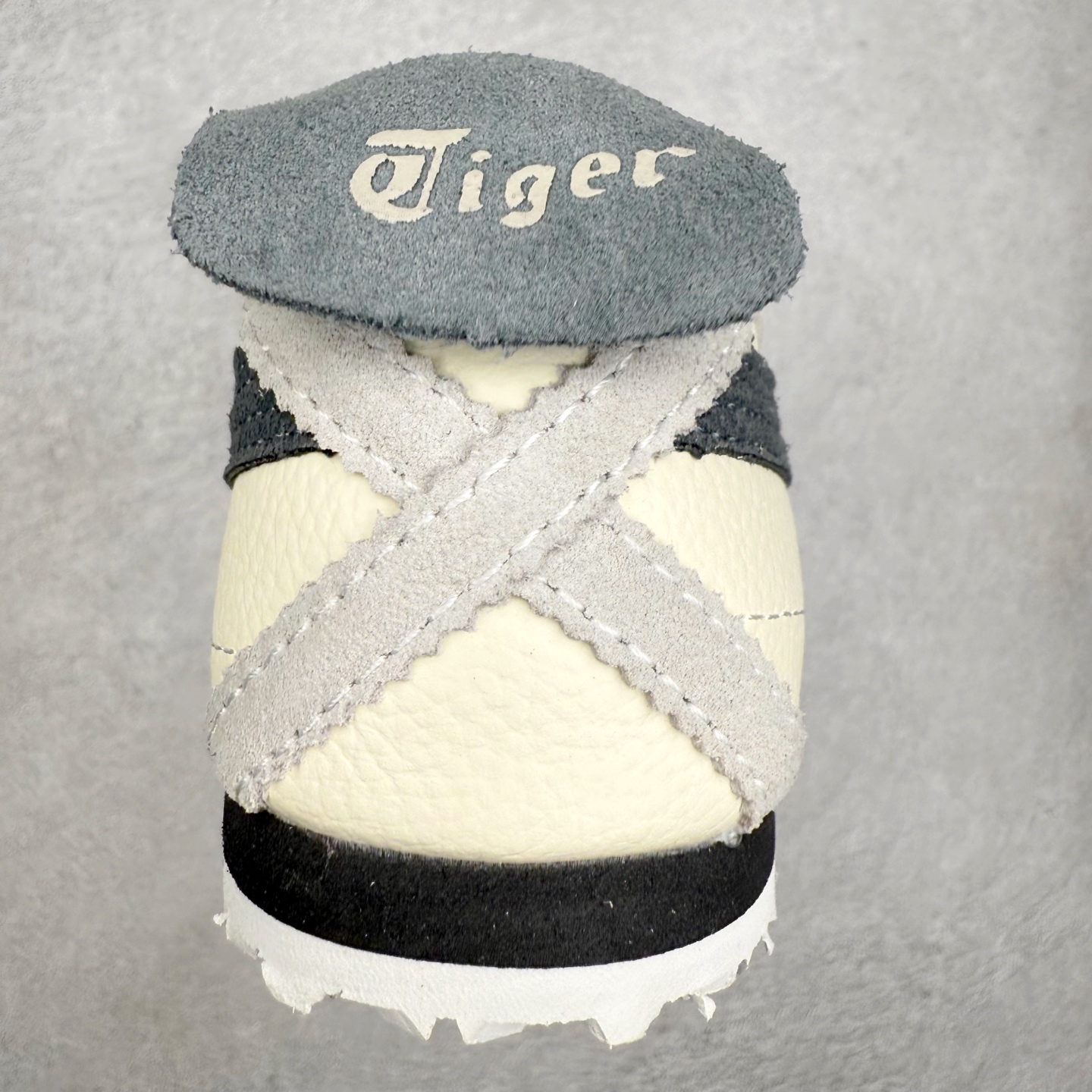 图片[8]-＃纯原福利 Asics Onitsuka Tiger MEXICO 66 亚瑟士鬼冢虎复古经典板鞋 市场最强版本 原厂牛津布加持 海外订单工厂出品 超成熟稳定的做工品控 原装全套纸板楦头开发 原汁原味 完美呈现版型 私模正确鞋底咬花纹路 一比一鞋头弧度高度鞋身弧度 绝不口嗨 细节品控鞋型随意秒杀市面 原档咬花纹路私模大底 一个单元有六个三角形 总体形拼接呈现花瓣状 官方四联吊牌 原装Ortholite轻量化鞋垫 原盒原配 质保卡 说明书 钢印防尘纸 纸板中底带钢印 乳胶组合鞋垫 支持全方位的对比专柜 产品从款式颜色造型上体现出追求舒适和细节的完美 鞋类更是推崇手工制作的严谨与完美 融舒适性与可穿性的设计风格 注重细节的完美和别致魅力 既保持稳重 又不失轻松的时尚感 尺码：36 37 37.5 38 39 39.5 40 40.5 41.5 42 42.5 43.5 44 45-选品中心