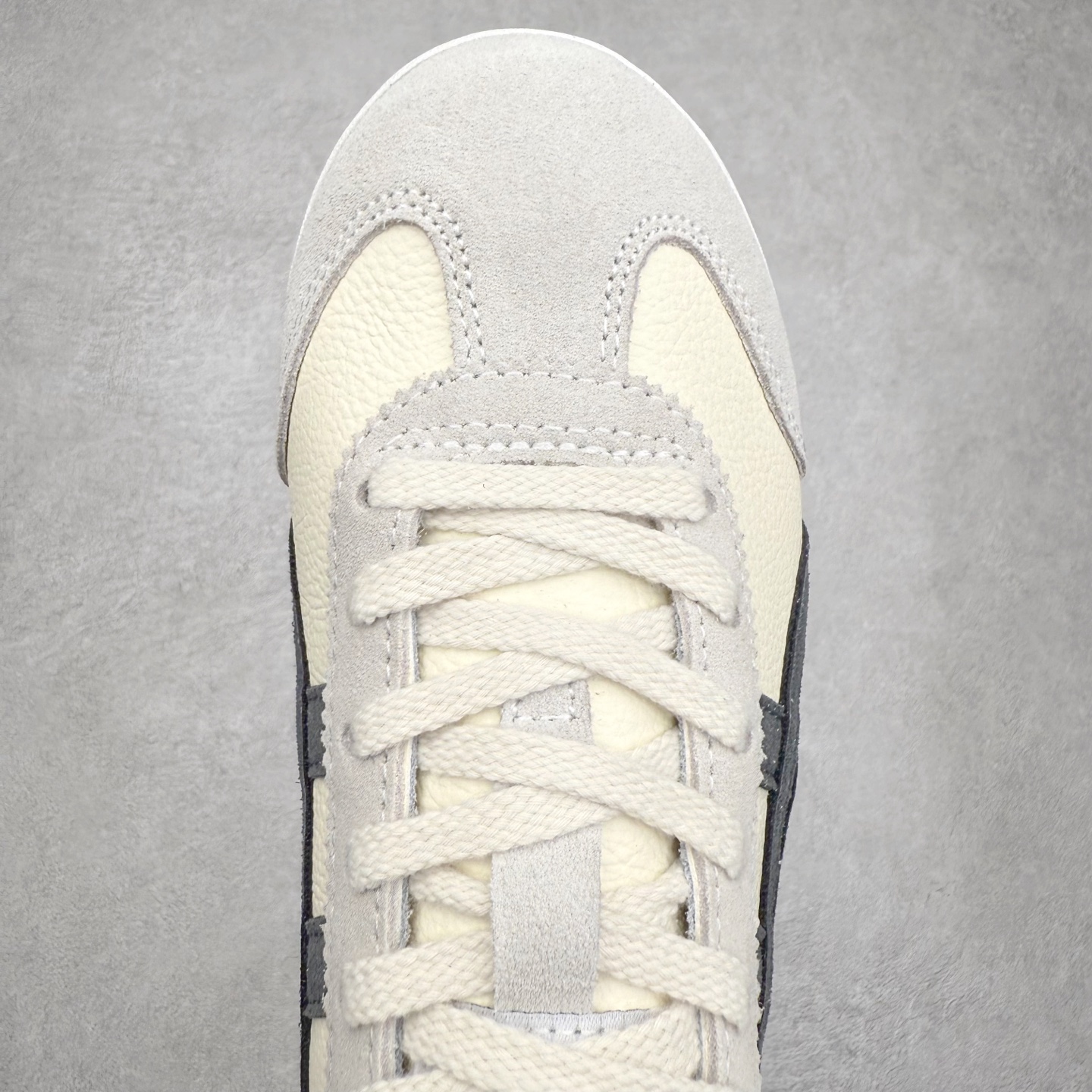 图片[4]-＃纯原福利 Asics Onitsuka Tiger MEXICO 66 亚瑟士鬼冢虎复古经典板鞋 市场最强版本 原厂牛津布加持 海外订单工厂出品 超成熟稳定的做工品控 原装全套纸板楦头开发 原汁原味 完美呈现版型 私模正确鞋底咬花纹路 一比一鞋头弧度高度鞋身弧度 绝不口嗨 细节品控鞋型随意秒杀市面 原档咬花纹路私模大底 一个单元有六个三角形 总体形拼接呈现花瓣状 官方四联吊牌 原装Ortholite轻量化鞋垫 原盒原配 质保卡 说明书 钢印防尘纸 纸板中底带钢印 乳胶组合鞋垫 支持全方位的对比专柜 产品从款式颜色造型上体现出追求舒适和细节的完美 鞋类更是推崇手工制作的严谨与完美 融舒适性与可穿性的设计风格 注重细节的完美和别致魅力 既保持稳重 又不失轻松的时尚感 尺码：36 37 37.5 38 39 39.5 40 40.5 41.5 42 42.5 43.5 44 45-选品中心