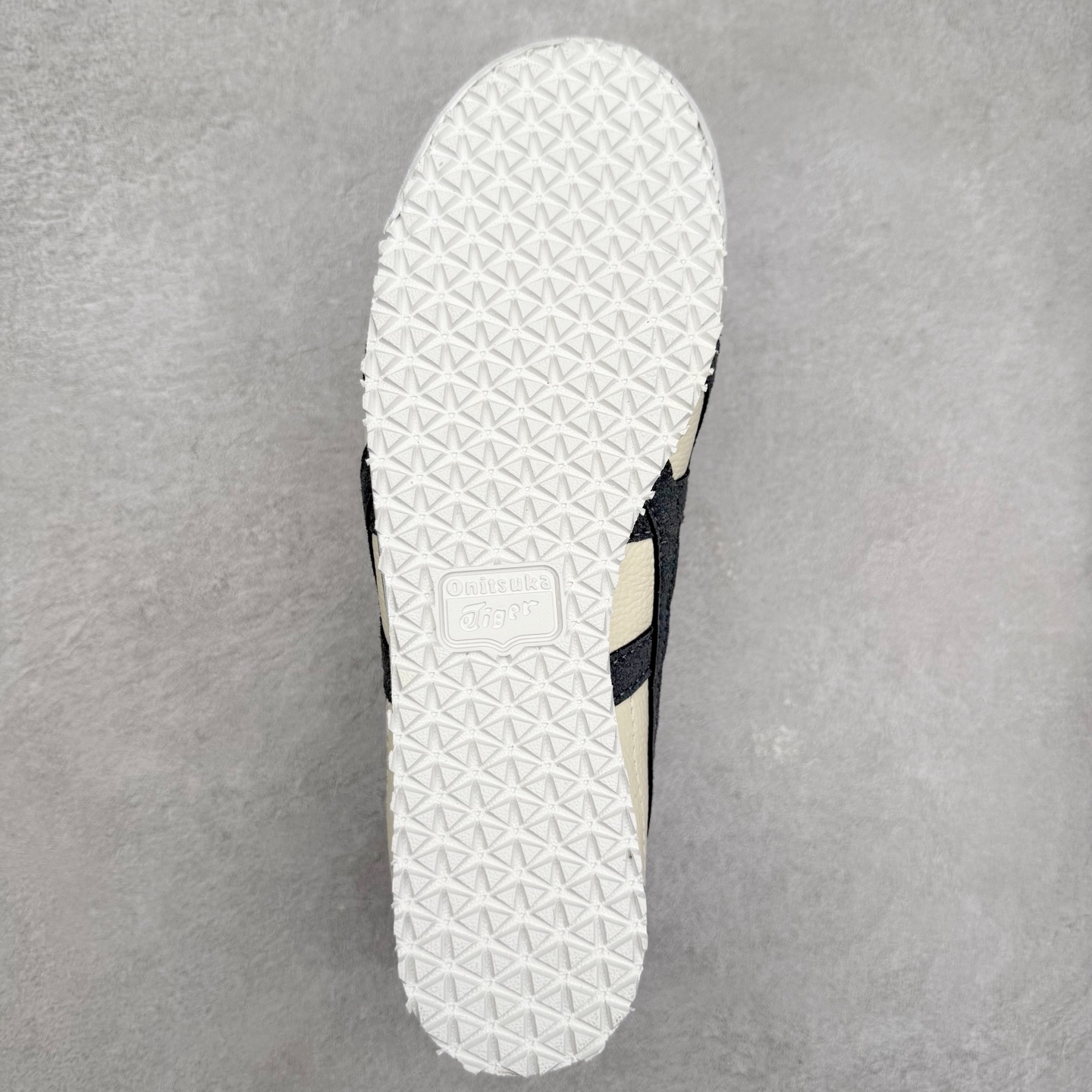 图片[9]-＃纯原福利 Asics Onitsuka Tiger MEXICO 66 亚瑟士鬼冢虎复古经典板鞋 市场最强版本 原厂牛津布加持 海外订单工厂出品 超成熟稳定的做工品控 原装全套纸板楦头开发 原汁原味 完美呈现版型 私模正确鞋底咬花纹路 一比一鞋头弧度高度鞋身弧度 绝不口嗨 细节品控鞋型随意秒杀市面 原档咬花纹路私模大底 一个单元有六个三角形 总体形拼接呈现花瓣状 官方四联吊牌 原装Ortholite轻量化鞋垫 原盒原配 质保卡 说明书 钢印防尘纸 纸板中底带钢印 乳胶组合鞋垫 支持全方位的对比专柜 产品从款式颜色造型上体现出追求舒适和细节的完美 鞋类更是推崇手工制作的严谨与完美 融舒适性与可穿性的设计风格 注重细节的完美和别致魅力 既保持稳重 又不失轻松的时尚感 尺码：36 37 37.5 38 39 39.5 40 40.5 41.5 42 42.5 43.5 44 45-选品中心