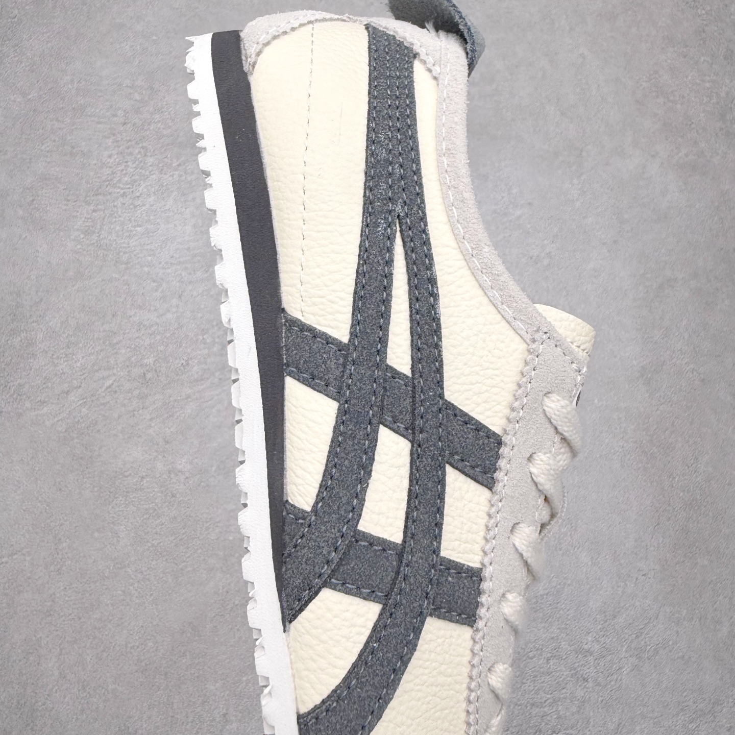 图片[6]-＃纯原福利 Asics Onitsuka Tiger MEXICO 66 亚瑟士鬼冢虎复古经典板鞋 市场最强版本 原厂牛津布加持 海外订单工厂出品 超成熟稳定的做工品控 原装全套纸板楦头开发 原汁原味 完美呈现版型 私模正确鞋底咬花纹路 一比一鞋头弧度高度鞋身弧度 绝不口嗨 细节品控鞋型随意秒杀市面 原档咬花纹路私模大底 一个单元有六个三角形 总体形拼接呈现花瓣状 官方四联吊牌 原装Ortholite轻量化鞋垫 原盒原配 质保卡 说明书 钢印防尘纸 纸板中底带钢印 乳胶组合鞋垫 支持全方位的对比专柜 产品从款式颜色造型上体现出追求舒适和细节的完美 鞋类更是推崇手工制作的严谨与完美 融舒适性与可穿性的设计风格 注重细节的完美和别致魅力 既保持稳重 又不失轻松的时尚感 尺码：36 37 37.5 38 39 39.5 40 40.5 41.5 42 42.5 43.5 44 45-选品中心