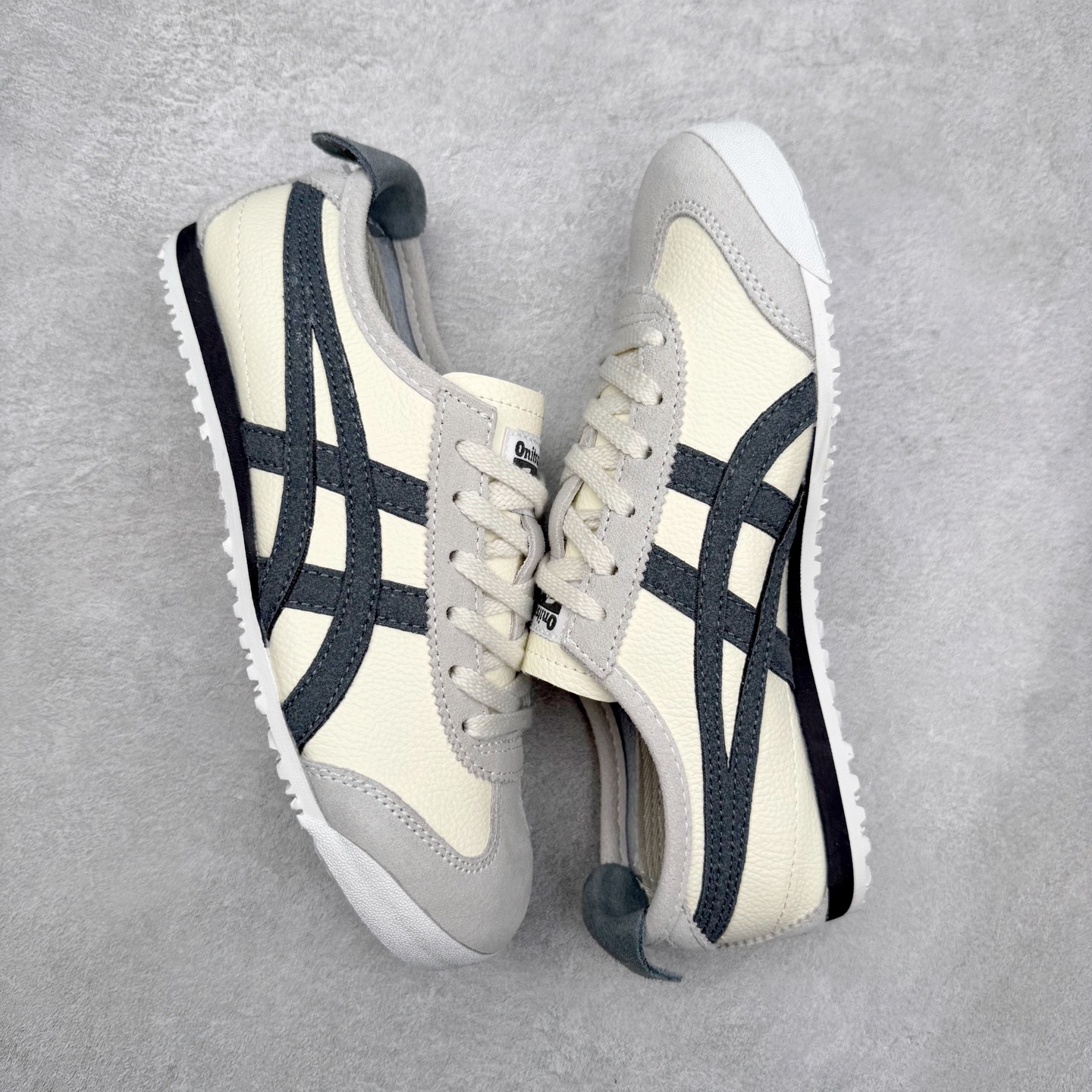 图片[3]-＃纯原福利 Asics Onitsuka Tiger MEXICO 66 亚瑟士鬼冢虎复古经典板鞋 市场最强版本 原厂牛津布加持 海外订单工厂出品 超成熟稳定的做工品控 原装全套纸板楦头开发 原汁原味 完美呈现版型 私模正确鞋底咬花纹路 一比一鞋头弧度高度鞋身弧度 绝不口嗨 细节品控鞋型随意秒杀市面 原档咬花纹路私模大底 一个单元有六个三角形 总体形拼接呈现花瓣状 官方四联吊牌 原装Ortholite轻量化鞋垫 原盒原配 质保卡 说明书 钢印防尘纸 纸板中底带钢印 乳胶组合鞋垫 支持全方位的对比专柜 产品从款式颜色造型上体现出追求舒适和细节的完美 鞋类更是推崇手工制作的严谨与完美 融舒适性与可穿性的设计风格 注重细节的完美和别致魅力 既保持稳重 又不失轻松的时尚感 尺码：36 37 37.5 38 39 39.5 40 40.5 41.5 42 42.5 43.5 44 45-选品中心