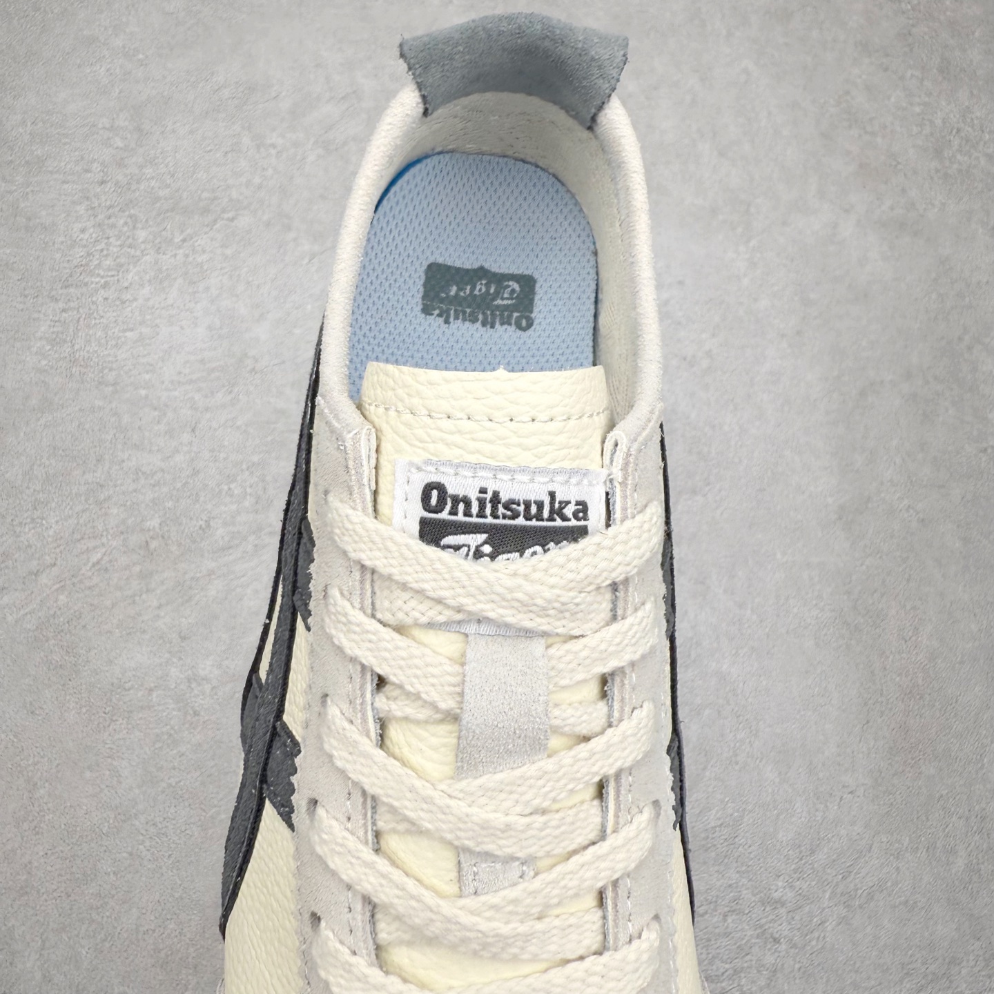 图片[5]-＃纯原福利 Asics Onitsuka Tiger MEXICO 66 亚瑟士鬼冢虎复古经典板鞋 市场最强版本 原厂牛津布加持 海外订单工厂出品 超成熟稳定的做工品控 原装全套纸板楦头开发 原汁原味 完美呈现版型 私模正确鞋底咬花纹路 一比一鞋头弧度高度鞋身弧度 绝不口嗨 细节品控鞋型随意秒杀市面 原档咬花纹路私模大底 一个单元有六个三角形 总体形拼接呈现花瓣状 官方四联吊牌 原装Ortholite轻量化鞋垫 原盒原配 质保卡 说明书 钢印防尘纸 纸板中底带钢印 乳胶组合鞋垫 支持全方位的对比专柜 产品从款式颜色造型上体现出追求舒适和细节的完美 鞋类更是推崇手工制作的严谨与完美 融舒适性与可穿性的设计风格 注重细节的完美和别致魅力 既保持稳重 又不失轻松的时尚感 尺码：36 37 37.5 38 39 39.5 40 40.5 41.5 42 42.5 43.5 44 45-选品中心