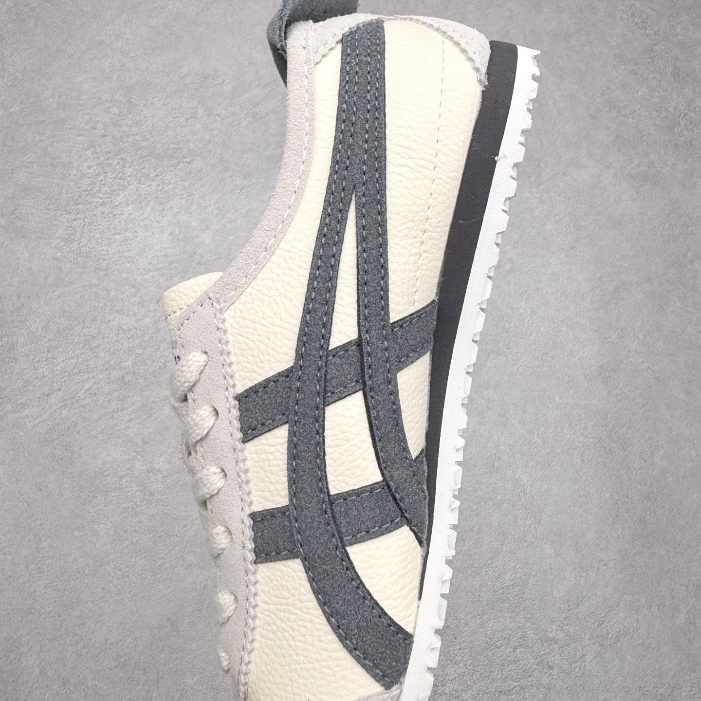 图片[7]-＃纯原福利 Asics Onitsuka Tiger MEXICO 66 亚瑟士鬼冢虎复古经典板鞋 市场最强版本 原厂牛津布加持 海外订单工厂出品 超成熟稳定的做工品控 原装全套纸板楦头开发 原汁原味 完美呈现版型 私模正确鞋底咬花纹路 一比一鞋头弧度高度鞋身弧度 绝不口嗨 细节品控鞋型随意秒杀市面 原档咬花纹路私模大底 一个单元有六个三角形 总体形拼接呈现花瓣状 官方四联吊牌 原装Ortholite轻量化鞋垫 原盒原配 质保卡 说明书 钢印防尘纸 纸板中底带钢印 乳胶组合鞋垫 支持全方位的对比专柜 产品从款式颜色造型上体现出追求舒适和细节的完美 鞋类更是推崇手工制作的严谨与完美 融舒适性与可穿性的设计风格 注重细节的完美和别致魅力 既保持稳重 又不失轻松的时尚感 尺码：36 37 37.5 38 39 39.5 40 40.5 41.5 42 42.5 43.5 44 45-选品中心