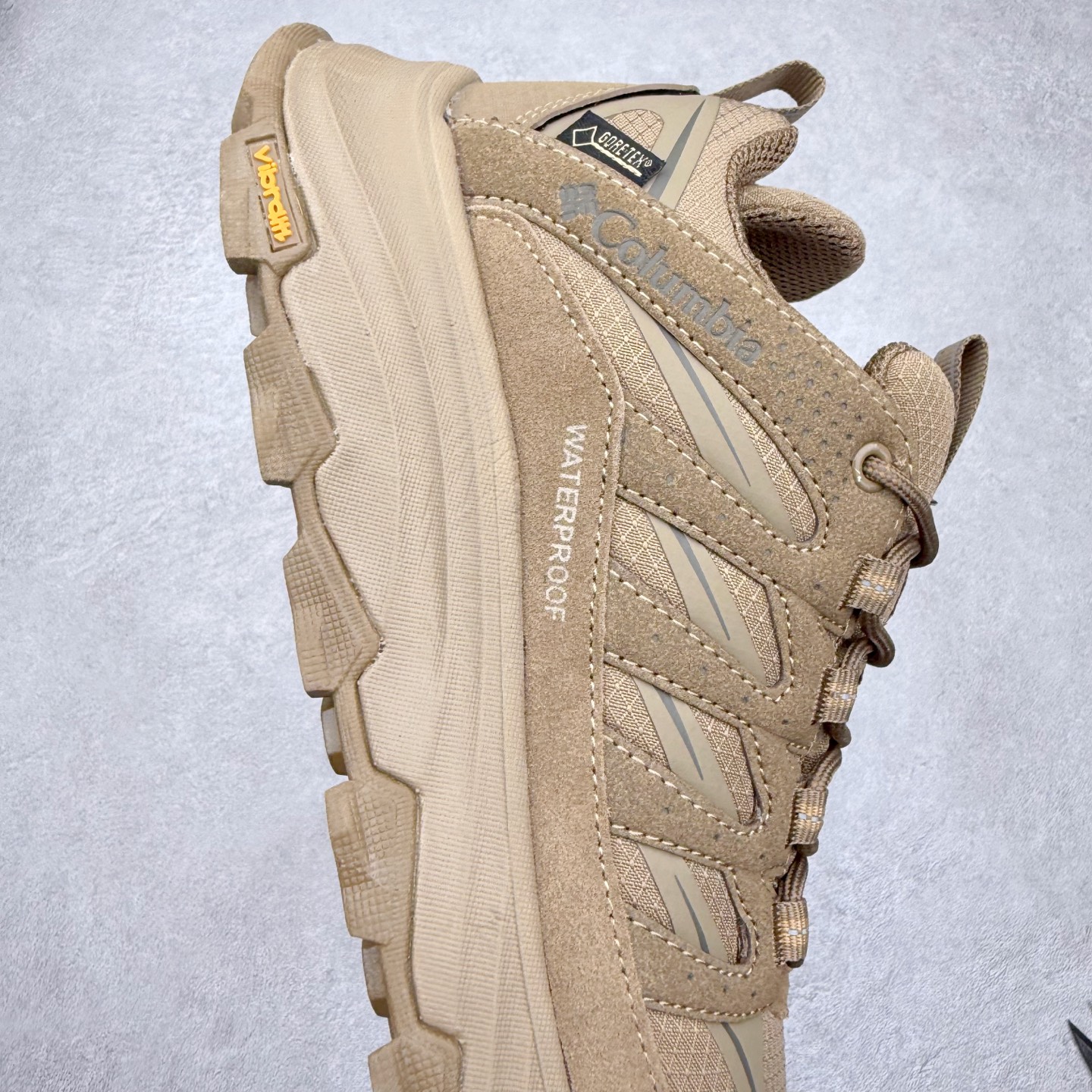 图片[6]-Columbia 哥伦比亚户外登山鞋休闲鞋户外越野徒步鞋广东大厂品质 面料采用进口磨砂牛皮 鞋底采用Vibram黄金大底 专门为鞋底设计的橡胶以出色的耐磨性，良好的防滑性，均匀的质地获得了众多品牌的认可Columbia成立于1938年，源自美国俄勒 州波特兰市，是有着80年悠久历史的国际户外品牌。作为户外科技的先驱者，哥伦比亚倡导“Tested Tough要玩就玩真的”品牌精神。实地测试文化作为其品牌基因，致力透过产品传递品牌精髓.Columbia执着于让消费者在户外得到专业的真实保护，可以更长时间地享受户外乐趣 尺码：40-45（运动码）-选品中心