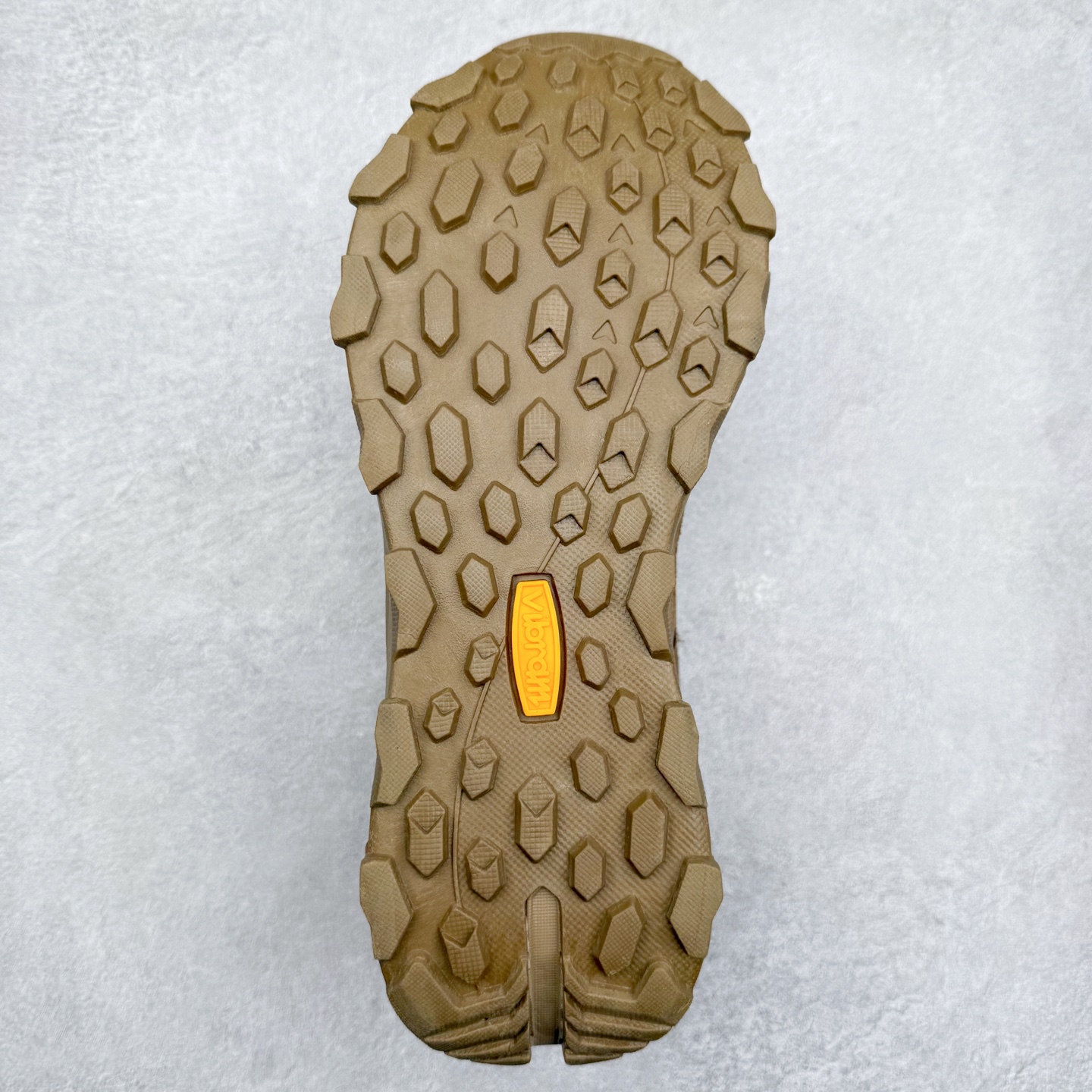 图片[9]-Columbia 哥伦比亚户外登山鞋休闲鞋户外越野徒步鞋广东大厂品质 面料采用进口磨砂牛皮 鞋底采用Vibram黄金大底 专门为鞋底设计的橡胶以出色的耐磨性，良好的防滑性，均匀的质地获得了众多品牌的认可Columbia成立于1938年，源自美国俄勒 州波特兰市，是有着80年悠久历史的国际户外品牌。作为户外科技的先驱者，哥伦比亚倡导“Tested Tough要玩就玩真的”品牌精神。实地测试文化作为其品牌基因，致力透过产品传递品牌精髓.Columbia执着于让消费者在户外得到专业的真实保护，可以更长时间地享受户外乐趣 尺码：40-45（运动码）-选品中心