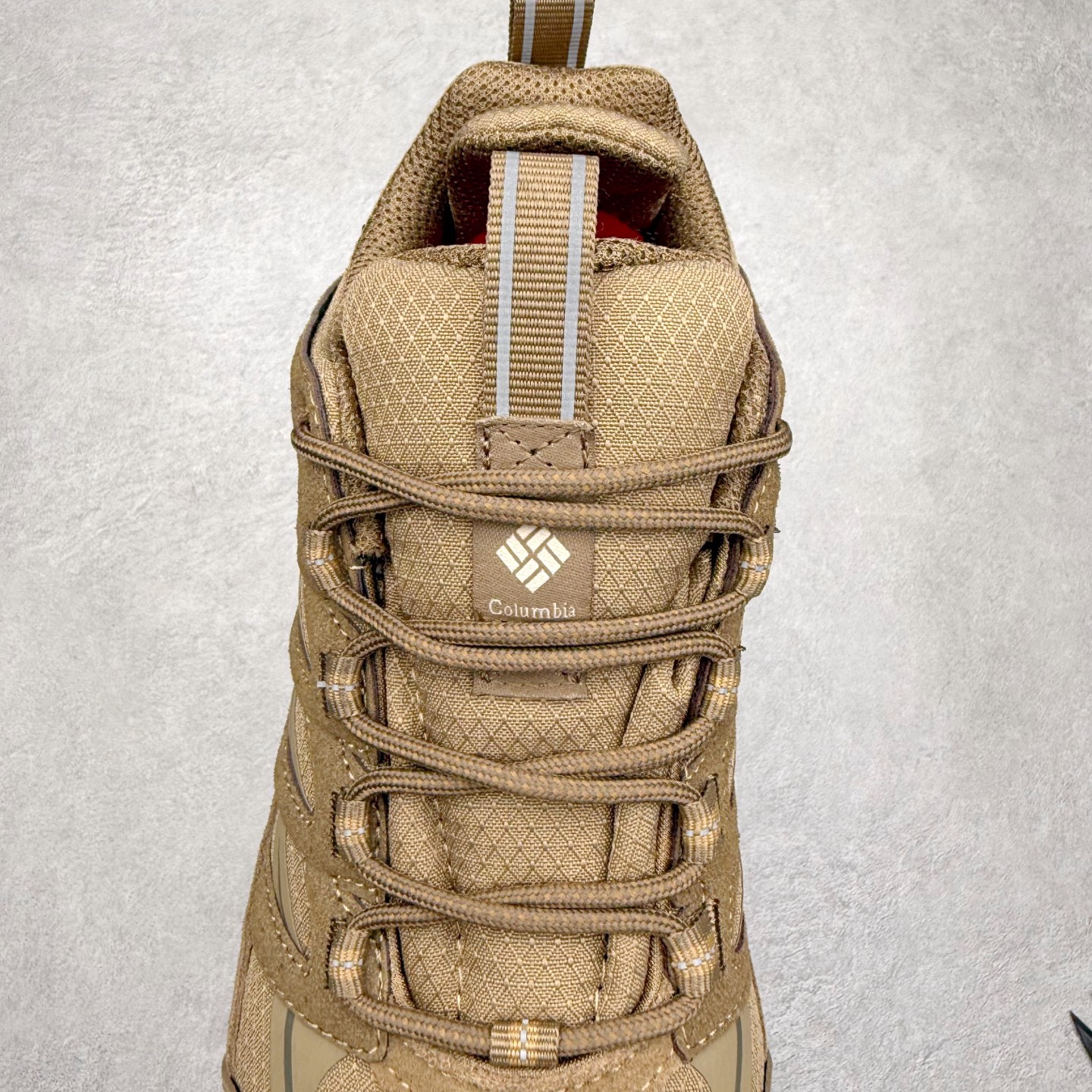 图片[5]-Columbia 哥伦比亚户外登山鞋休闲鞋户外越野徒步鞋广东大厂品质 面料采用进口磨砂牛皮 鞋底采用Vibram黄金大底 专门为鞋底设计的橡胶以出色的耐磨性，良好的防滑性，均匀的质地获得了众多品牌的认可Columbia成立于1938年，源自美国俄勒 州波特兰市，是有着80年悠久历史的国际户外品牌。作为户外科技的先驱者，哥伦比亚倡导“Tested Tough要玩就玩真的”品牌精神。实地测试文化作为其品牌基因，致力透过产品传递品牌精髓.Columbia执着于让消费者在户外得到专业的真实保护，可以更长时间地享受户外乐趣 尺码：40-45（运动码）-选品中心