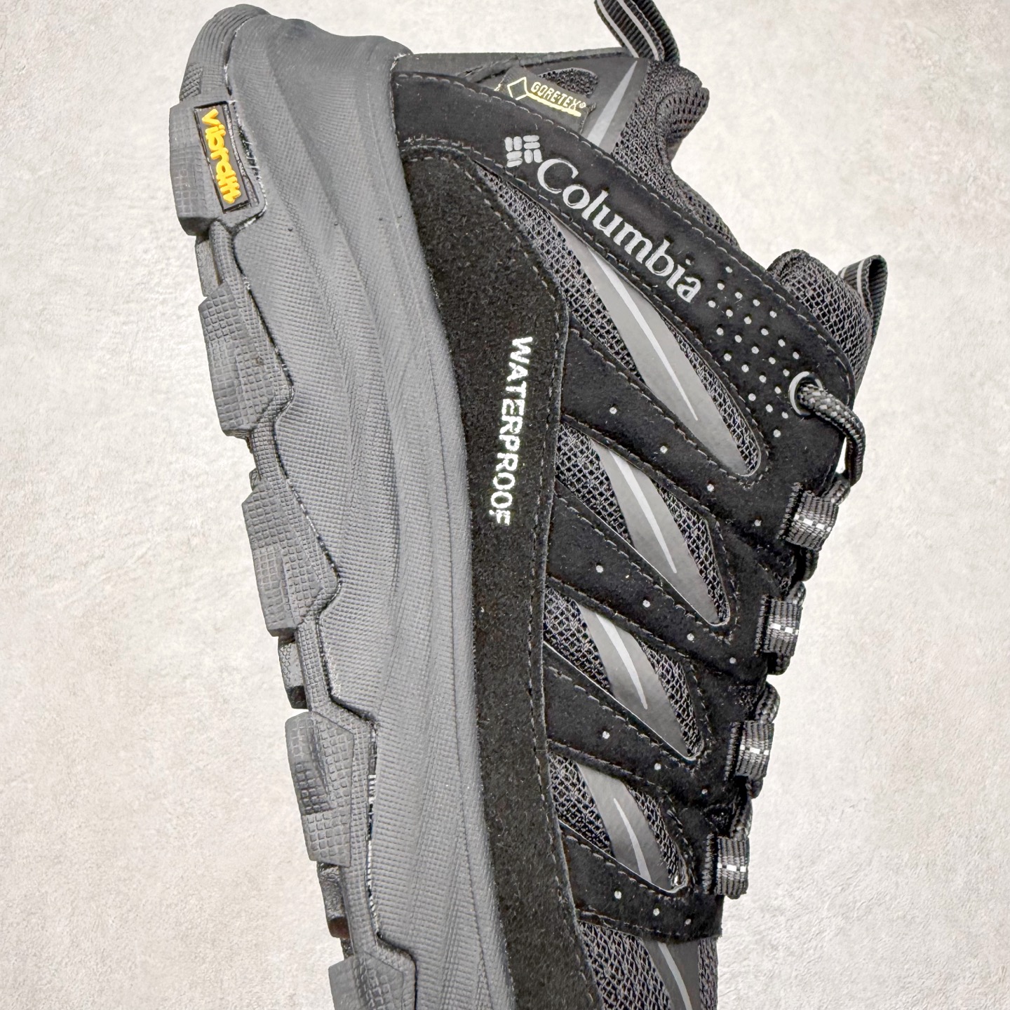 图片[6]-Columbia 哥伦比亚户外登山鞋休闲鞋户外越野徒步鞋广东大厂品质 面料采用进口磨砂牛皮 鞋底采用Vibram黄金大底 专门为鞋底设计的橡胶以出色的耐磨性，良好的防滑性，均匀的质地获得了众多品牌的认可Columbia成立于1938年，源自美国俄勒 州波特兰市，是有着80年悠久历史的国际户外品牌。作为户外科技的先驱者，哥伦比亚倡导“Tested Tough要玩就玩真的”品牌精神。实地测试文化作为其品牌基因，致力透过产品传递品牌精髓.Columbia执着于让消费者在户外得到专业的真实保护，可以更长时间地享受户外乐趣 尺码：40-45（运动码）-选品中心