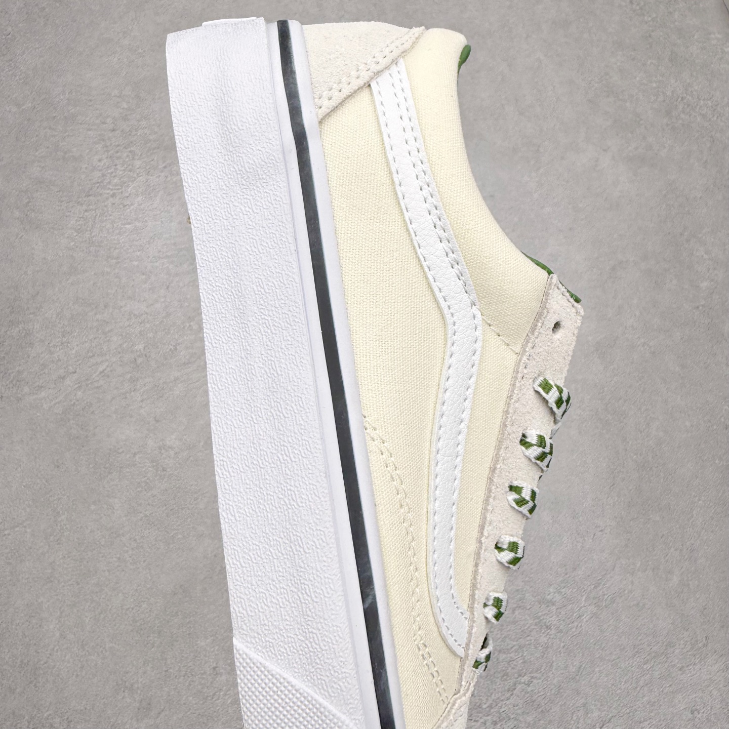 图片[6]-Vans Old Skool 白绿格子鞋带 官方新款 重回复古街头巅峰 鞋面采用麂皮搭配帆布材质打造 质感拉满 从鞋型和贴合度方面重塑鞋款 增强复古属性 货号：VN000D6WBOM 尺码：35 36 36.5 37 38 38.5 39 40 40.5 41 42 42.5 43 44-选品中心