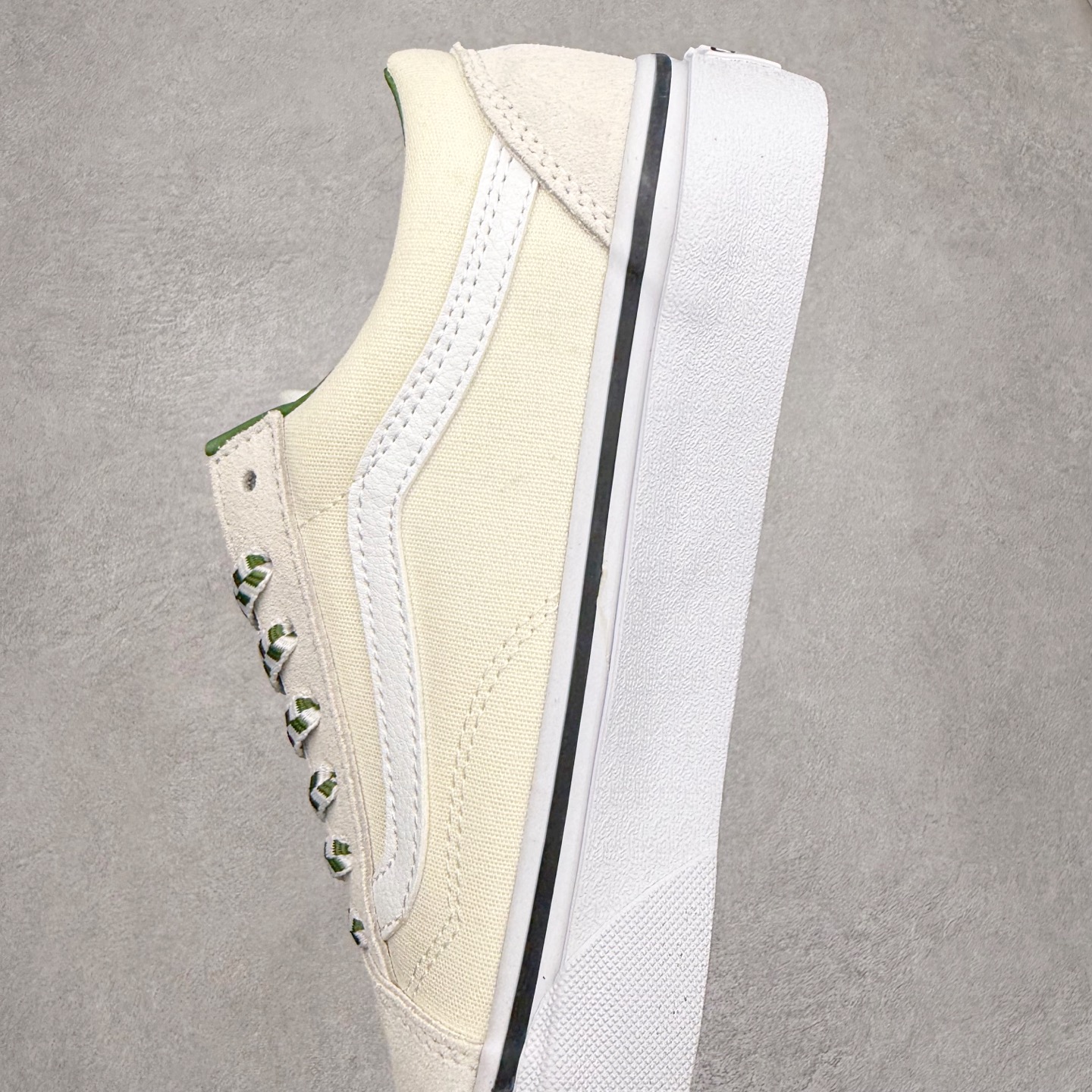 图片[7]-Vans Old Skool 白绿格子鞋带 官方新款 重回复古街头巅峰 鞋面采用麂皮搭配帆布材质打造 质感拉满 从鞋型和贴合度方面重塑鞋款 增强复古属性 货号：VN000D6WBOM 尺码：35 36 36.5 37 38 38.5 39 40 40.5 41 42 42.5 43 44-选品中心