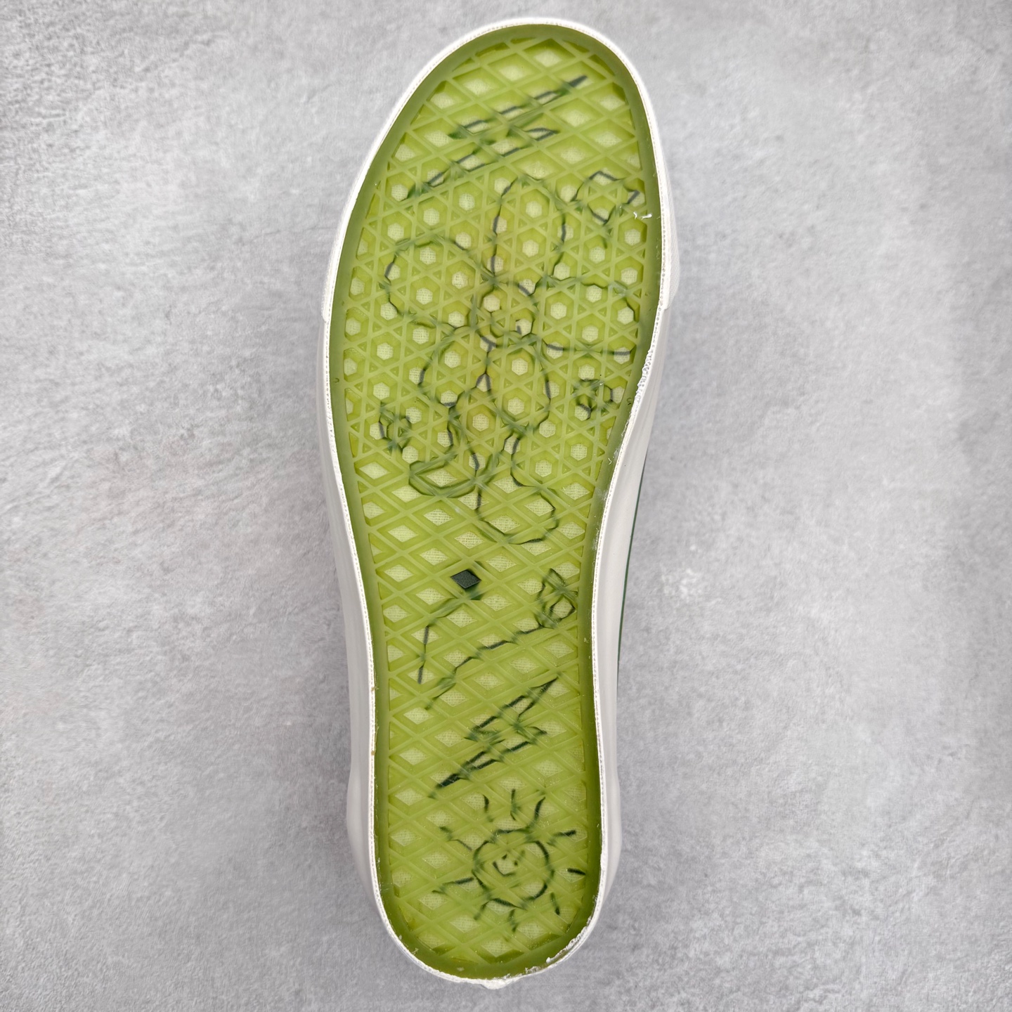 图片[9]-Vans Premium Old Skool 高阶系列 范斯新款 灯芯绒白绿水晶果冻底 鞋款采用米白和草绿色系撞出清新感 灯芯绒鞋面材质 搭配个性串珠挂链和绿色水晶果冻鞋底 玩味十足 整体细节拉满 从鞋型和贴合度方面重塑鞋款 增强复古属性 货号：VN000EGYCRM 尺码：35 36 36.5 37 38 38.5 39 40 40.5 41 42 42.5 43 44-选品中心