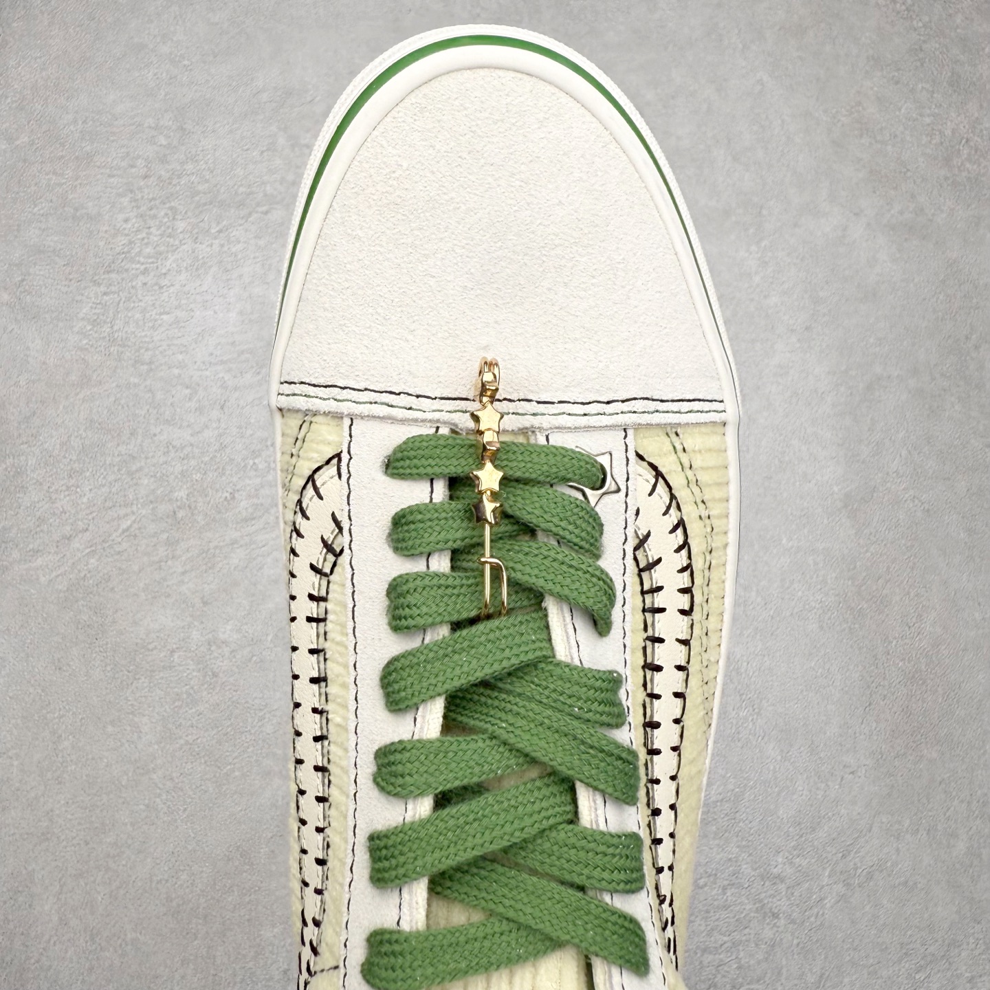 图片[4]-Vans Premium Old Skool 高阶系列 范斯新款 灯芯绒白绿水晶果冻底 鞋款采用米白和草绿色系撞出清新感 灯芯绒鞋面材质 搭配个性串珠挂链和绿色水晶果冻鞋底 玩味十足 整体细节拉满 从鞋型和贴合度方面重塑鞋款 增强复古属性 货号：VN000EGYCRM 尺码：35 36 36.5 37 38 38.5 39 40 40.5 41 42 42.5 43 44-选品中心