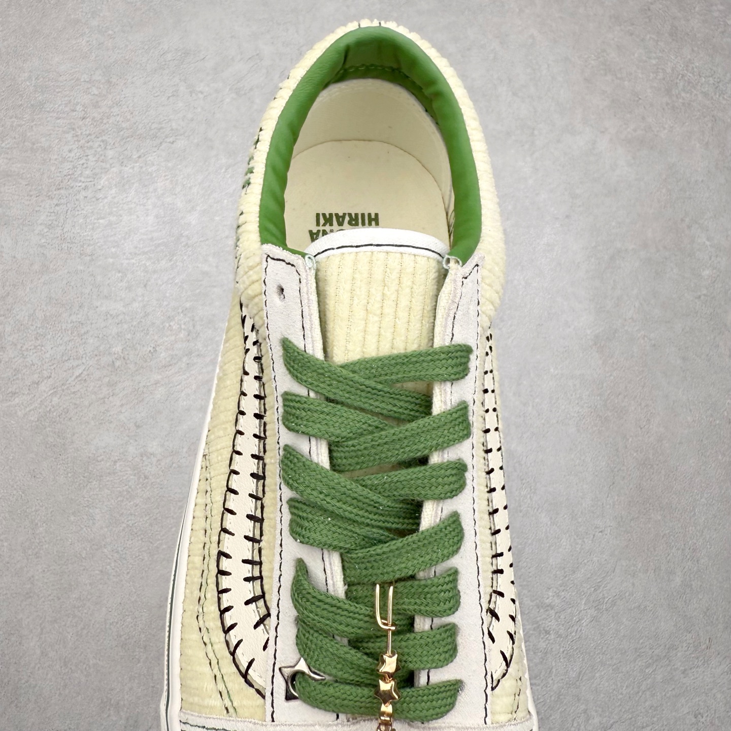 图片[5]-Vans Premium Old Skool 高阶系列 范斯新款 灯芯绒白绿水晶果冻底 鞋款采用米白和草绿色系撞出清新感 灯芯绒鞋面材质 搭配个性串珠挂链和绿色水晶果冻鞋底 玩味十足 整体细节拉满 从鞋型和贴合度方面重塑鞋款 增强复古属性 货号：VN000EGYCRM 尺码：35 36 36.5 37 38 38.5 39 40 40.5 41 42 42.5 43 44-选品中心