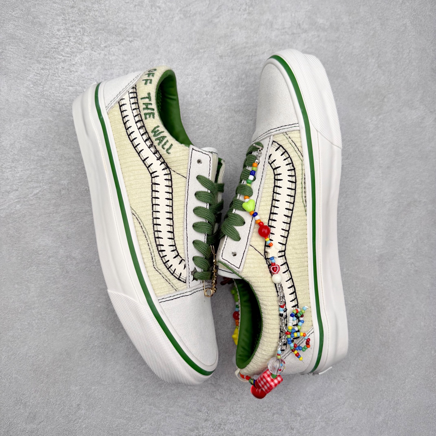 图片[3]-Vans Premium Old Skool 高阶系列 范斯新款 灯芯绒白绿水晶果冻底 鞋款采用米白和草绿色系撞出清新感 灯芯绒鞋面材质 搭配个性串珠挂链和绿色水晶果冻鞋底 玩味十足 整体细节拉满 从鞋型和贴合度方面重塑鞋款 增强复古属性 货号：VN000EGYCRM 尺码：35 36 36.5 37 38 38.5 39 40 40.5 41 42 42.5 43 44-选品中心