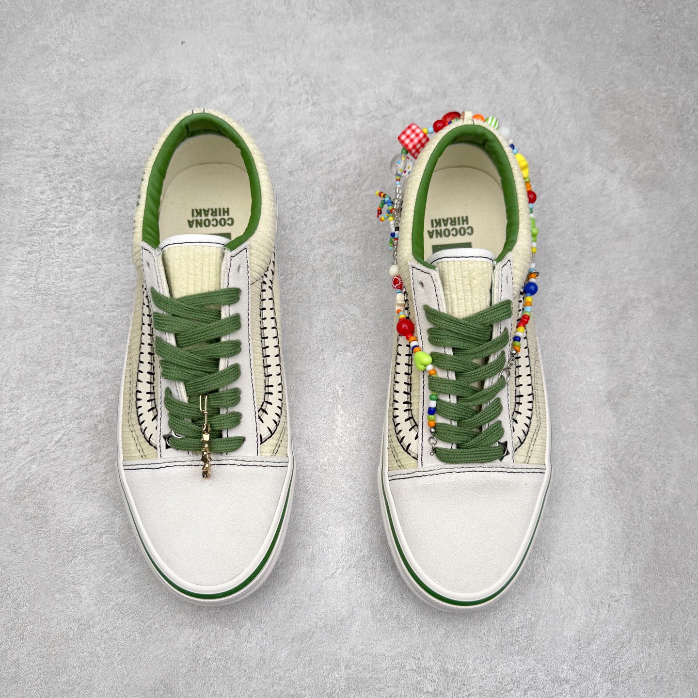 图片[2]-Vans Premium Old Skool 高阶系列 范斯新款 灯芯绒白绿水晶果冻底 鞋款采用米白和草绿色系撞出清新感 灯芯绒鞋面材质 搭配个性串珠挂链和绿色水晶果冻鞋底 玩味十足 整体细节拉满 从鞋型和贴合度方面重塑鞋款 增强复古属性 货号：VN000EGYCRM 尺码：35 36 36.5 37 38 38.5 39 40 40.5 41 42 42.5 43 44-选品中心